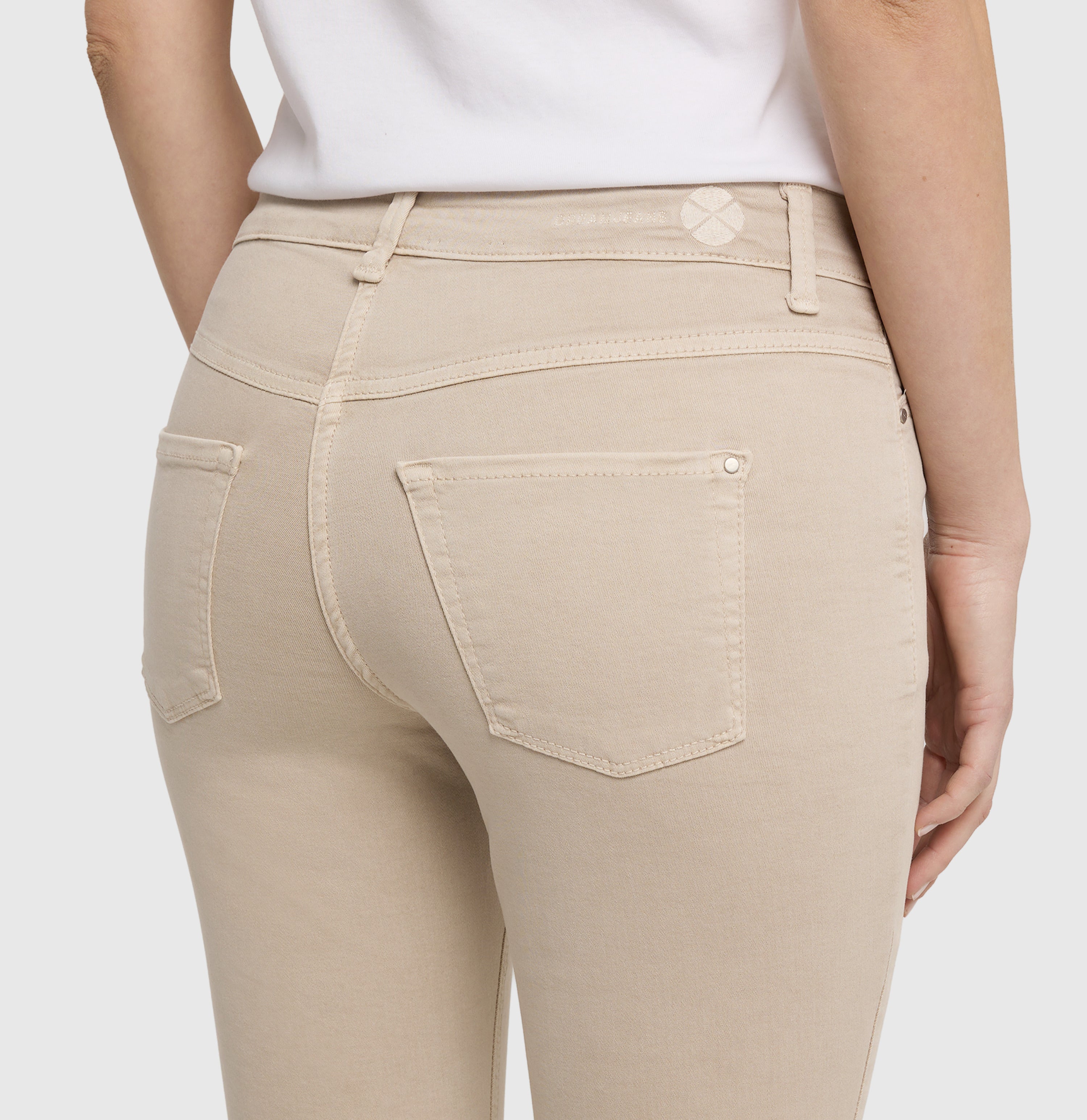 Figure-shaping slim jeans with zip detail. | DREAM CHIC | smoothly beige | Detailed view 2 of model