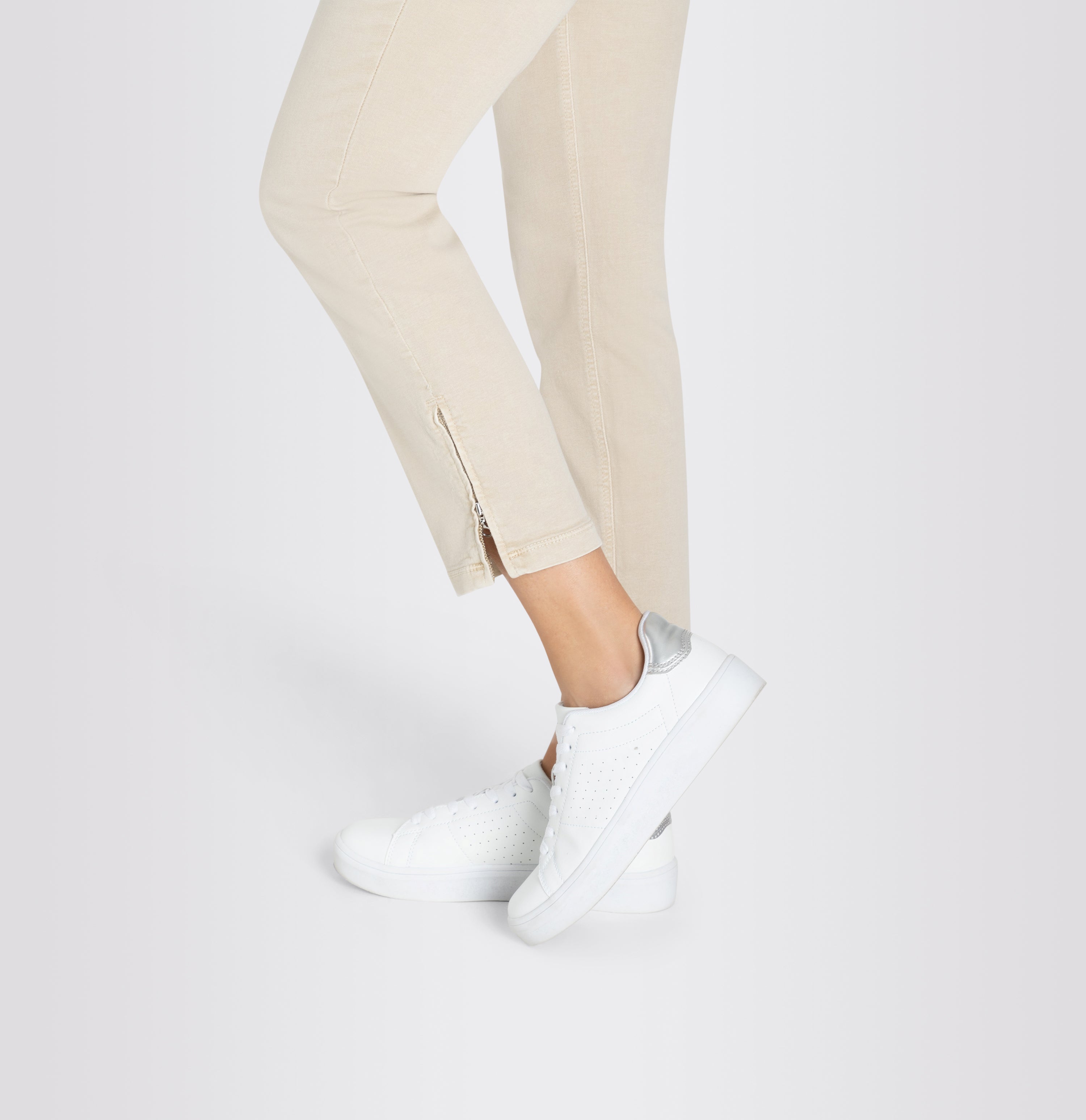 Figure-shaping slim jeans with zip detail. | DREAM CHIC | smoothly beige | Detailed view 4 of model