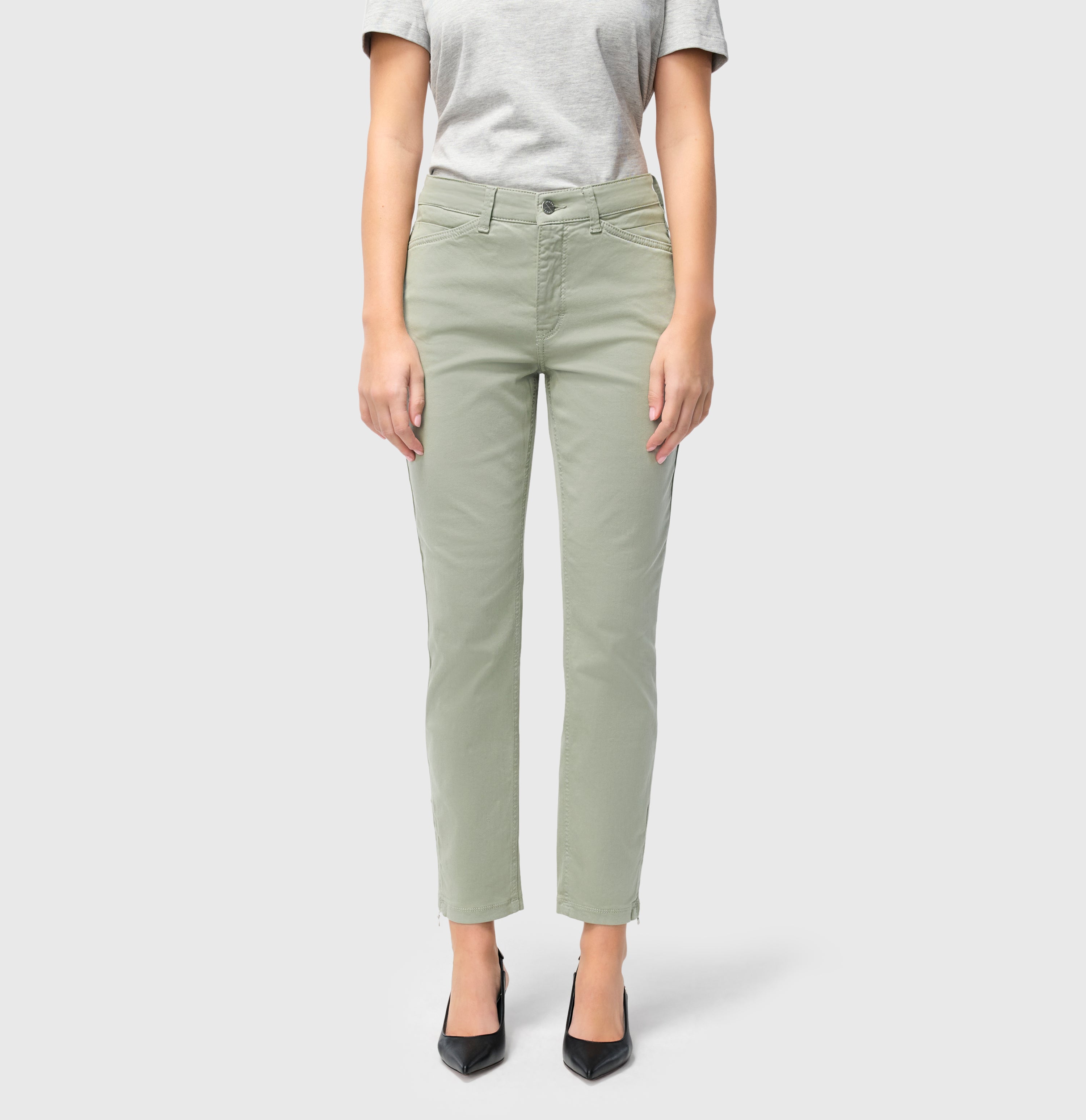 Figure-shaping slim jeans with zip detail. | DREAM CHIC | dried rosemary PPT | Front view of model