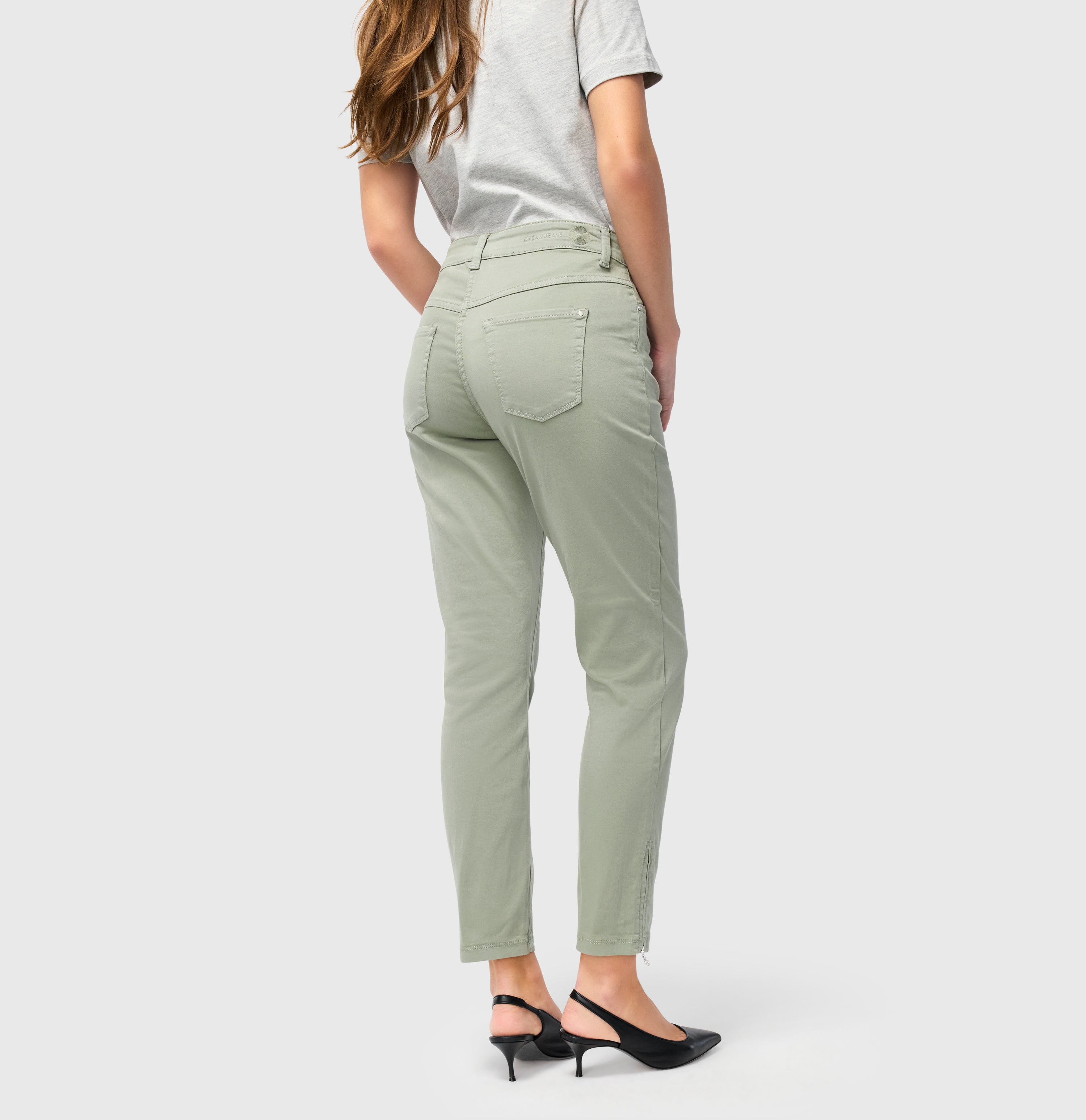 Figure-shaping slim jeans with zip detail. | DREAM CHIC | dried rosemary PPT | Back view of model