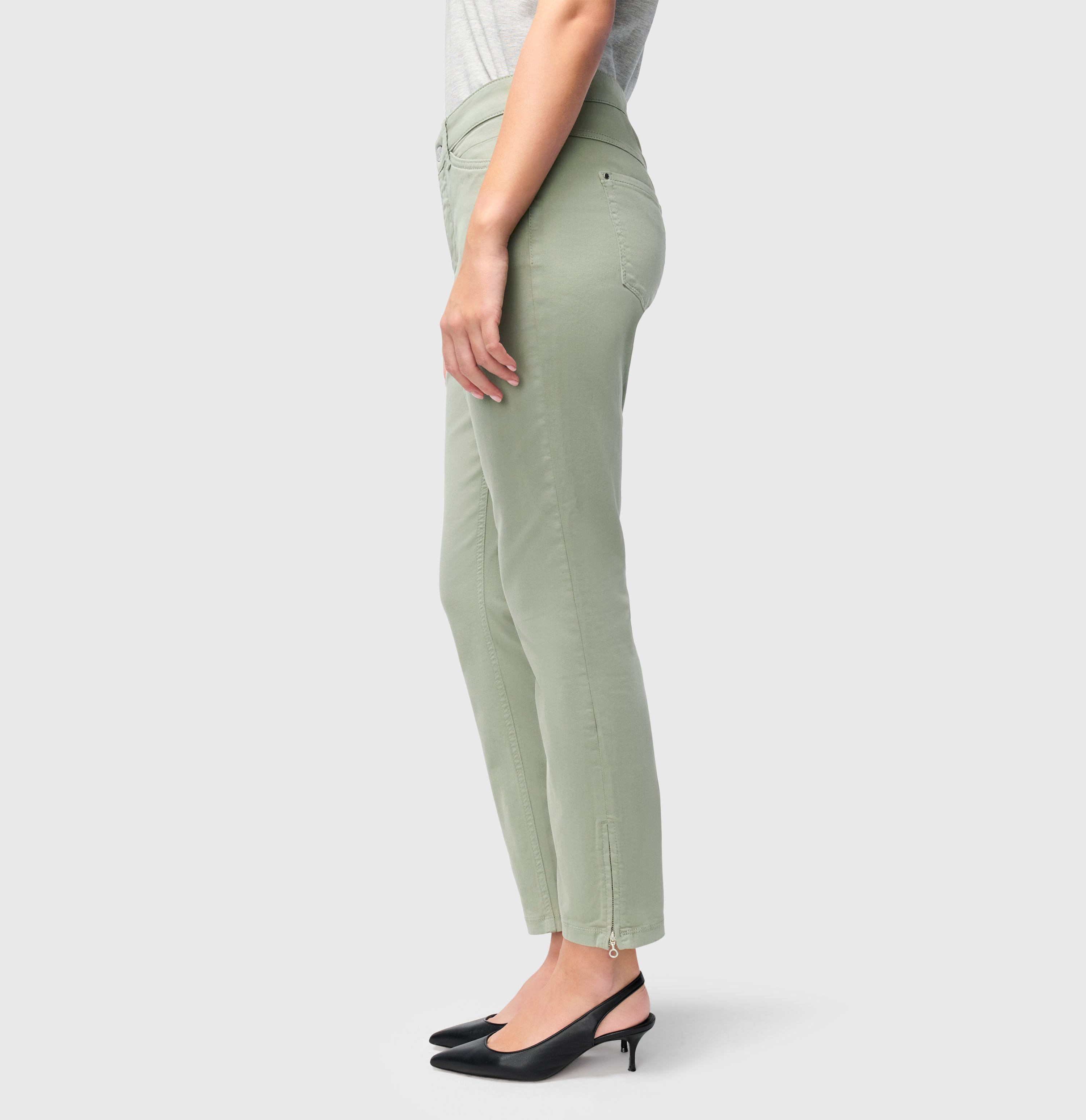 Figure-shaping slim jeans with zip detail. | DREAM CHIC | dried rosemary PPT | Side view of model