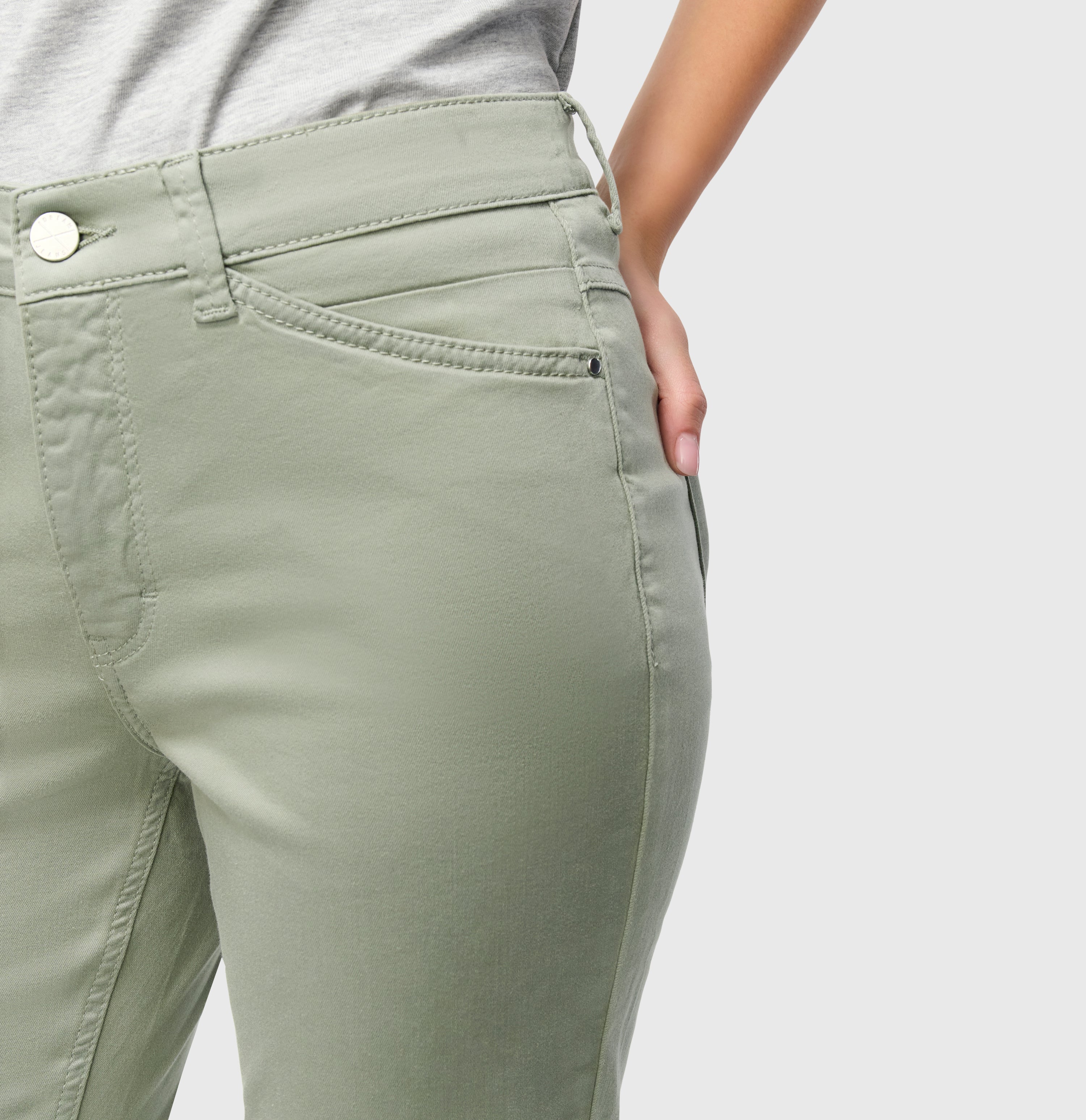 Figure-shaping slim jeans with zip detail. | DREAM CHIC | dried rosemary PPT | Detailed view 3 of model