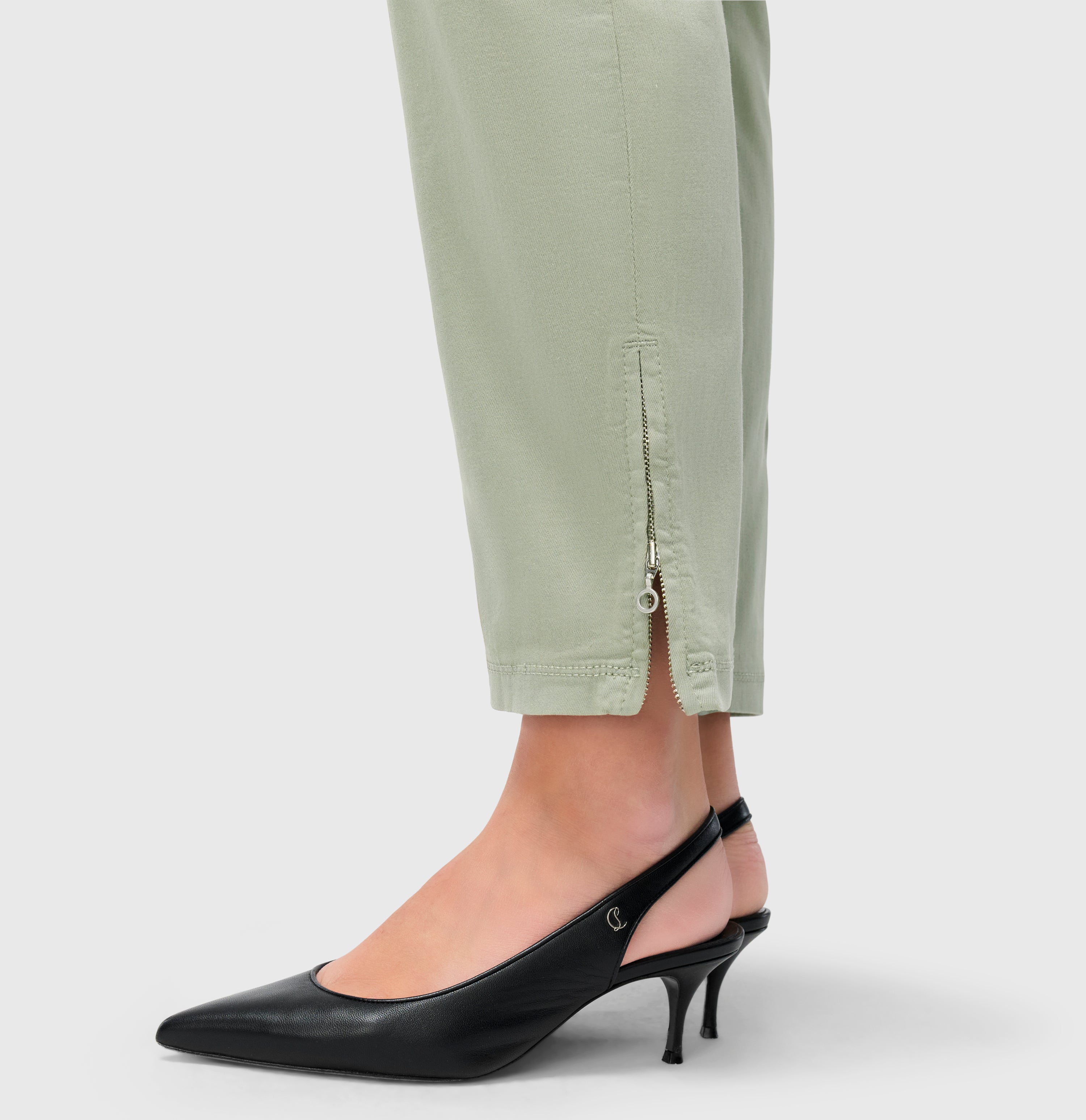 Figure-shaping slim jeans with zip detail. | DREAM CHIC | dried rosemary PPT | Detailed view 4 of model