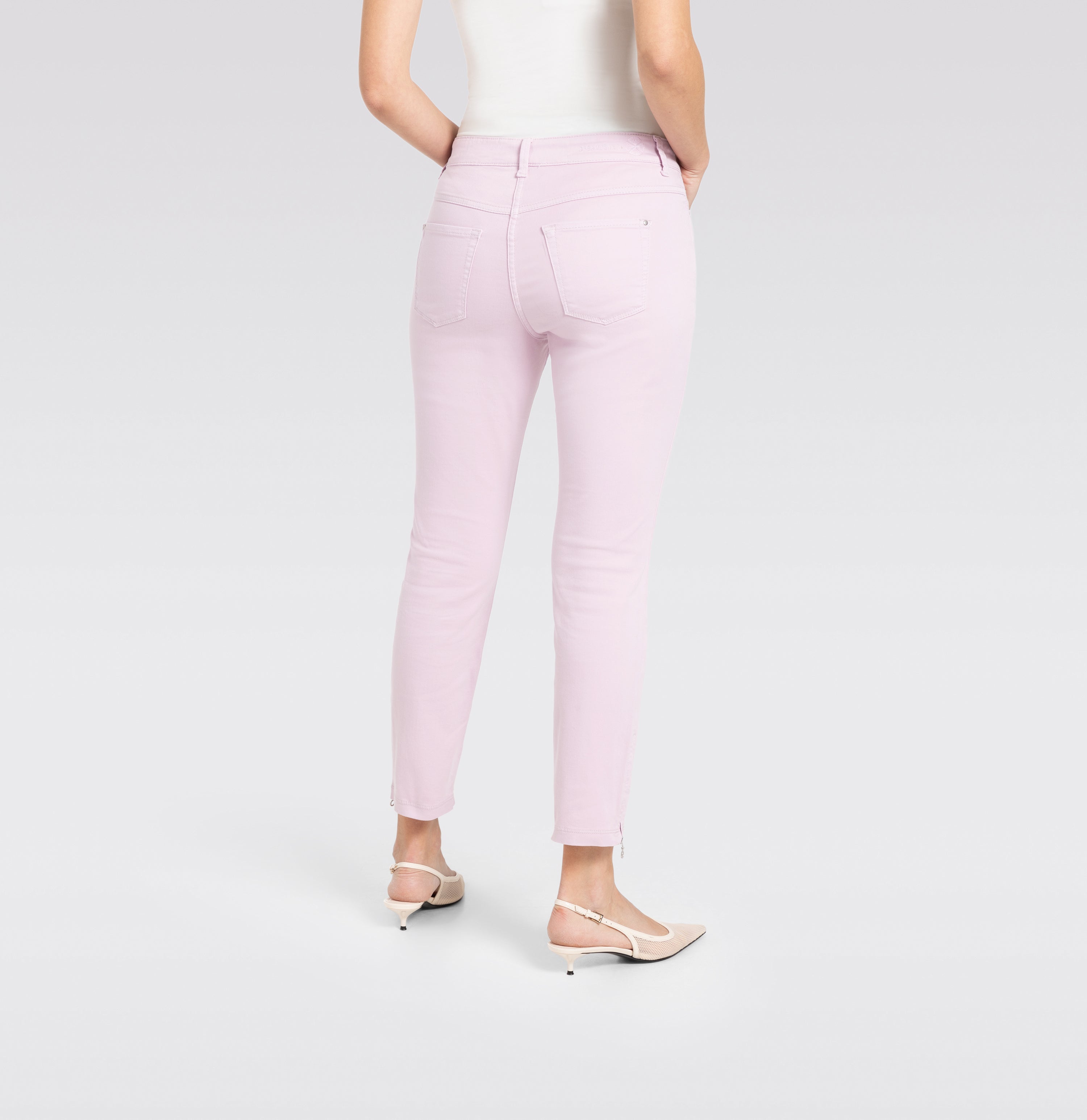 Figure-shaping slim jeans with zip detail. | DREAM CHIC | faded mauve PPT | Back view of model