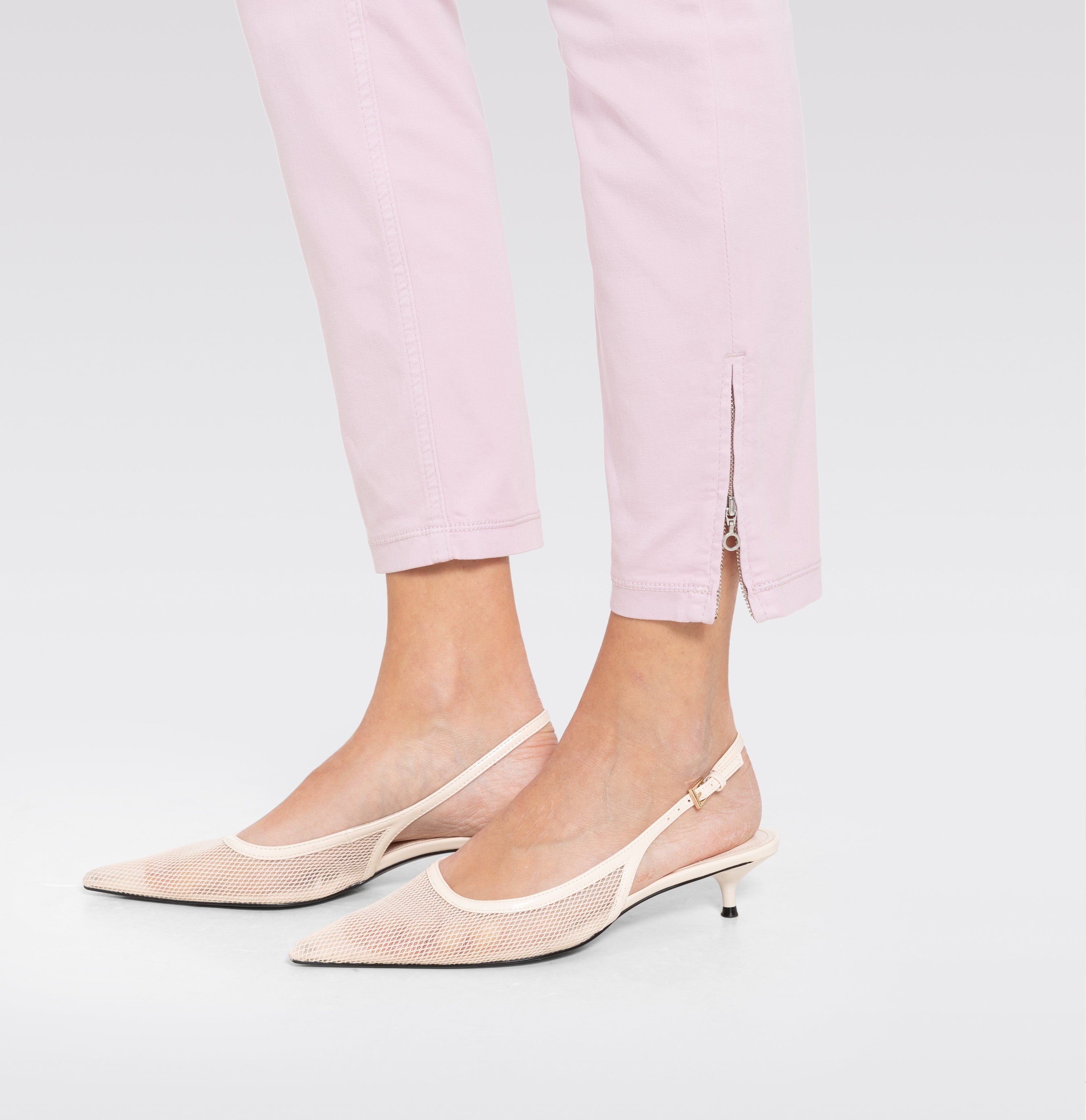 Figure-shaping slim jeans with zip detail. | DREAM CHIC | faded mauve PPT | Side view of model