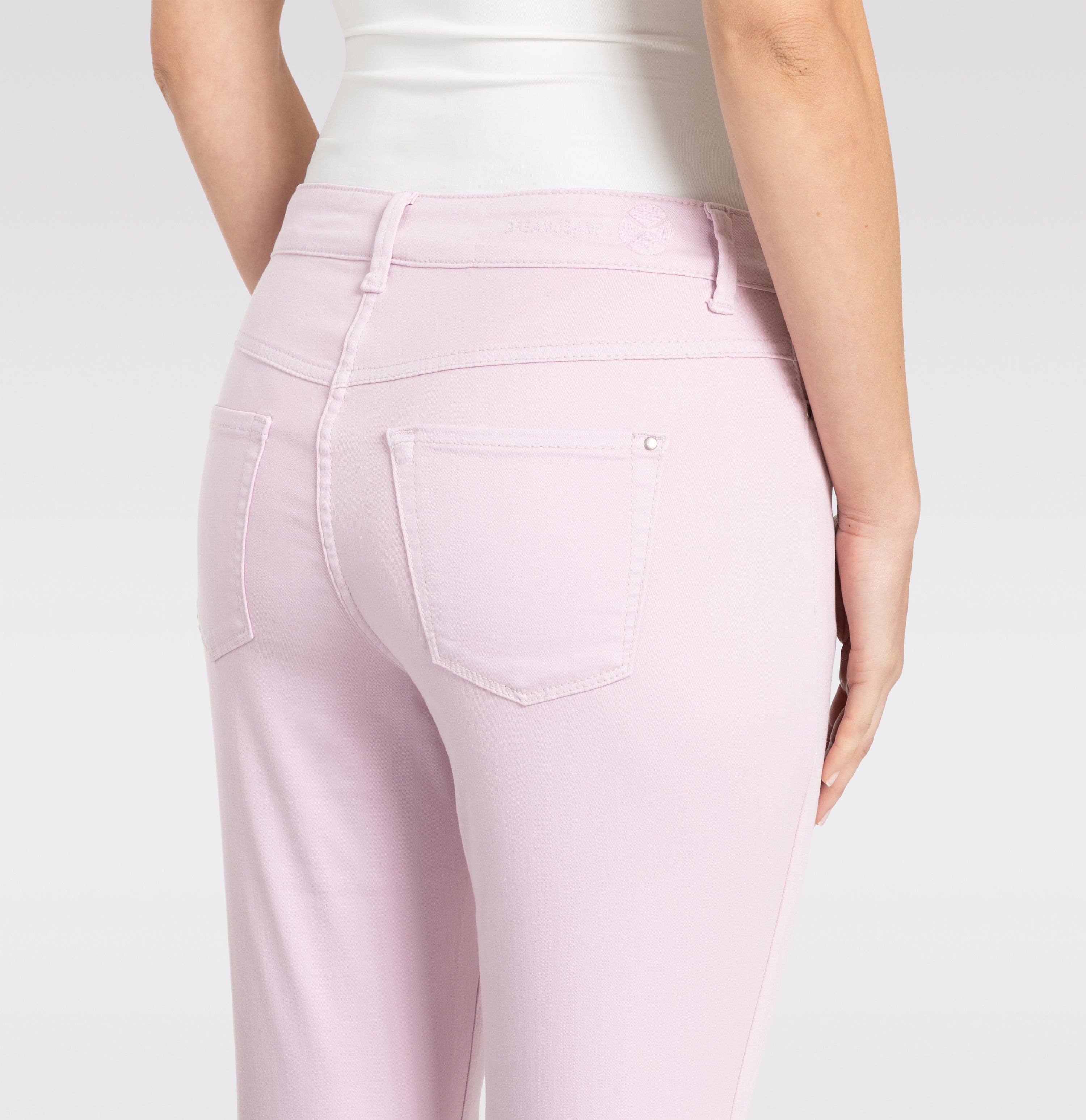 Figure-shaping slim jeans with zip detail. | DREAM CHIC | faded mauve PPT | Detailed view 3 of model