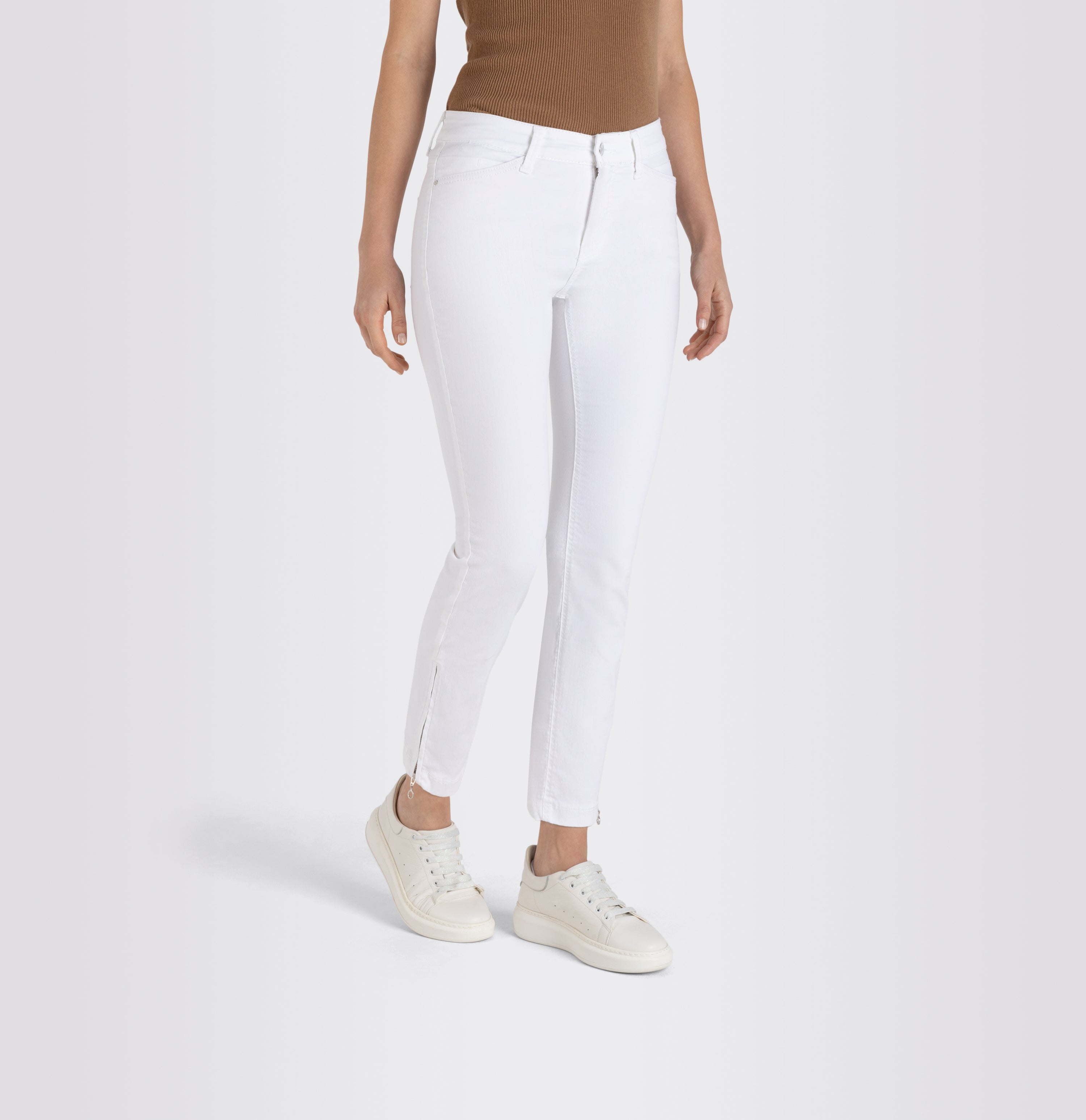 Cropped hyper stretch jeans with zip detail. | S-NAME | S-FBBZ | Front view of model