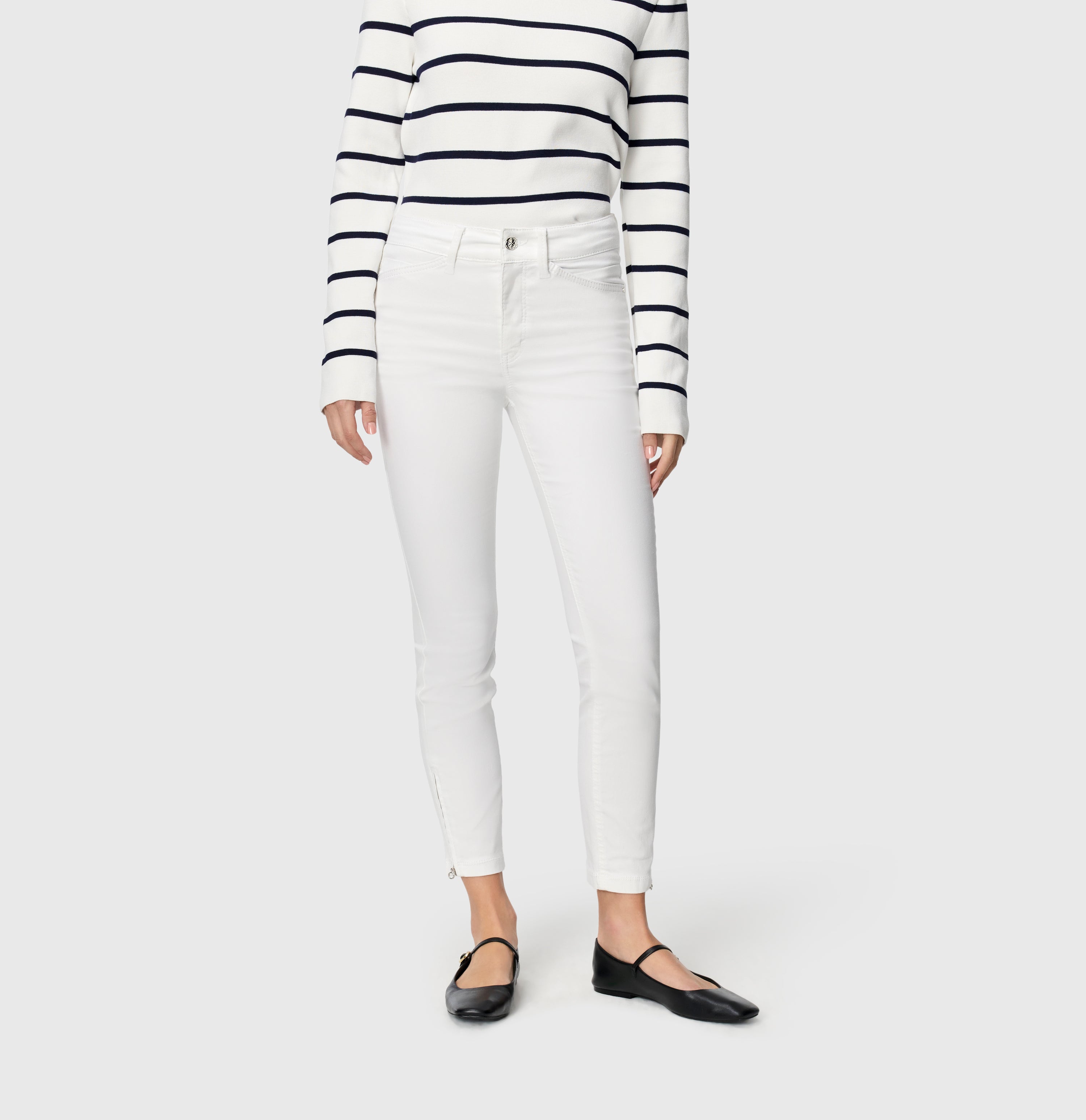 Cropped slim jeans with figure-shaping effect. | DREAM CHIC | white denim | Front view of model