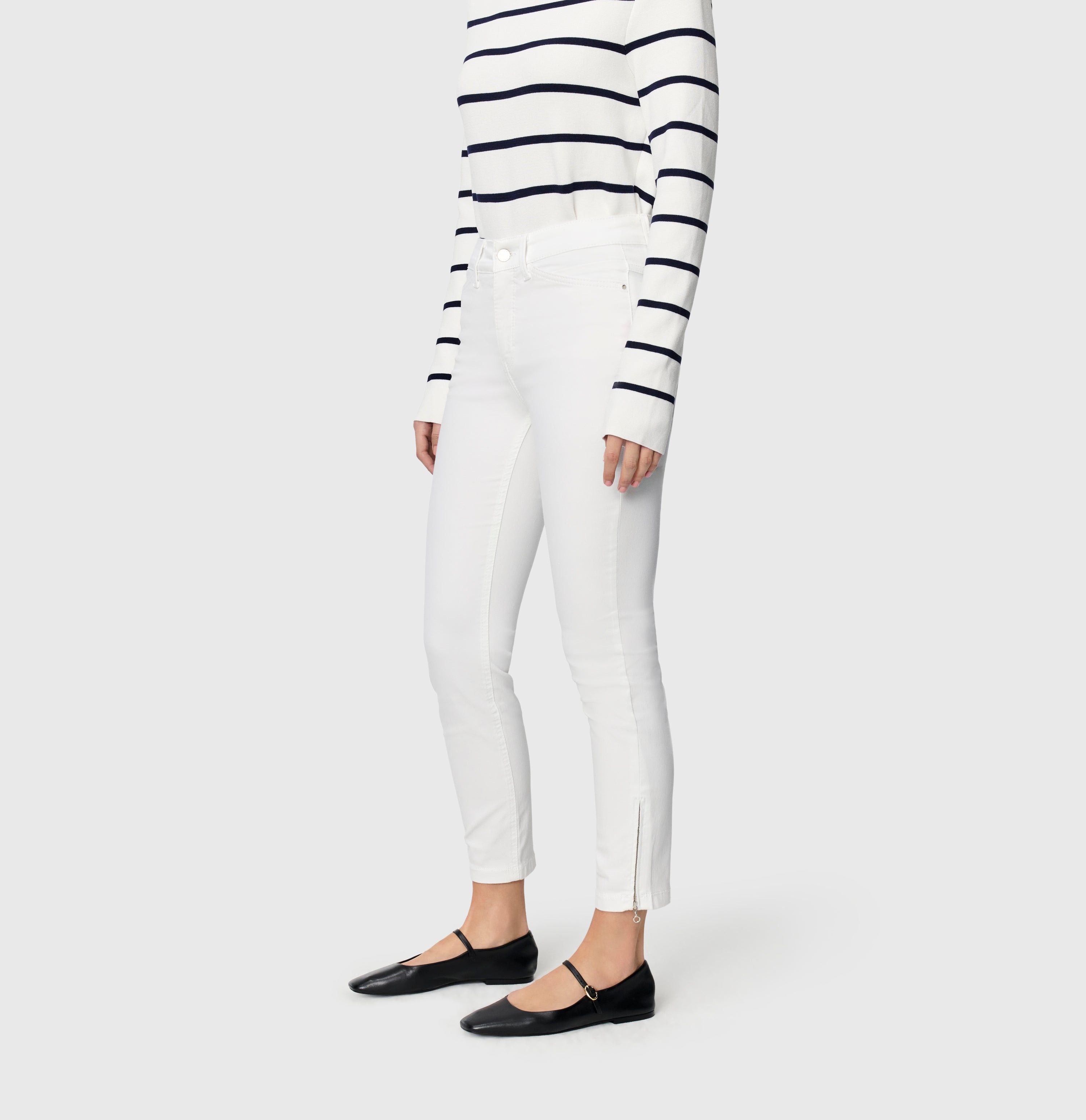 Cropped slim jeans with figure-shaping effect. | DREAM CHIC | white denim | Side view of model