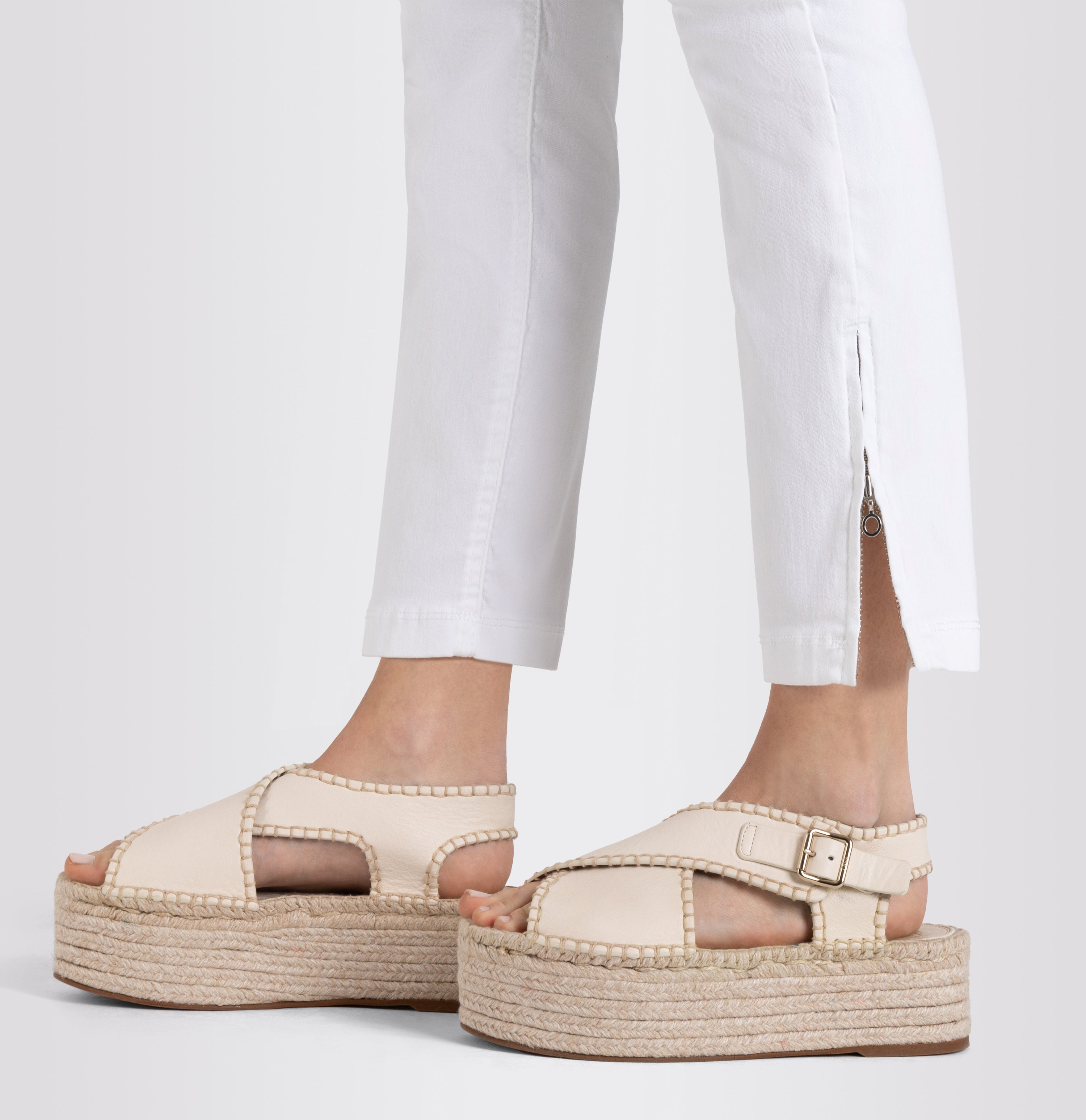 Cropped hyper stretch jeans with zip detail. | DREAM CHIC | white denim | Detailed view 2 of model