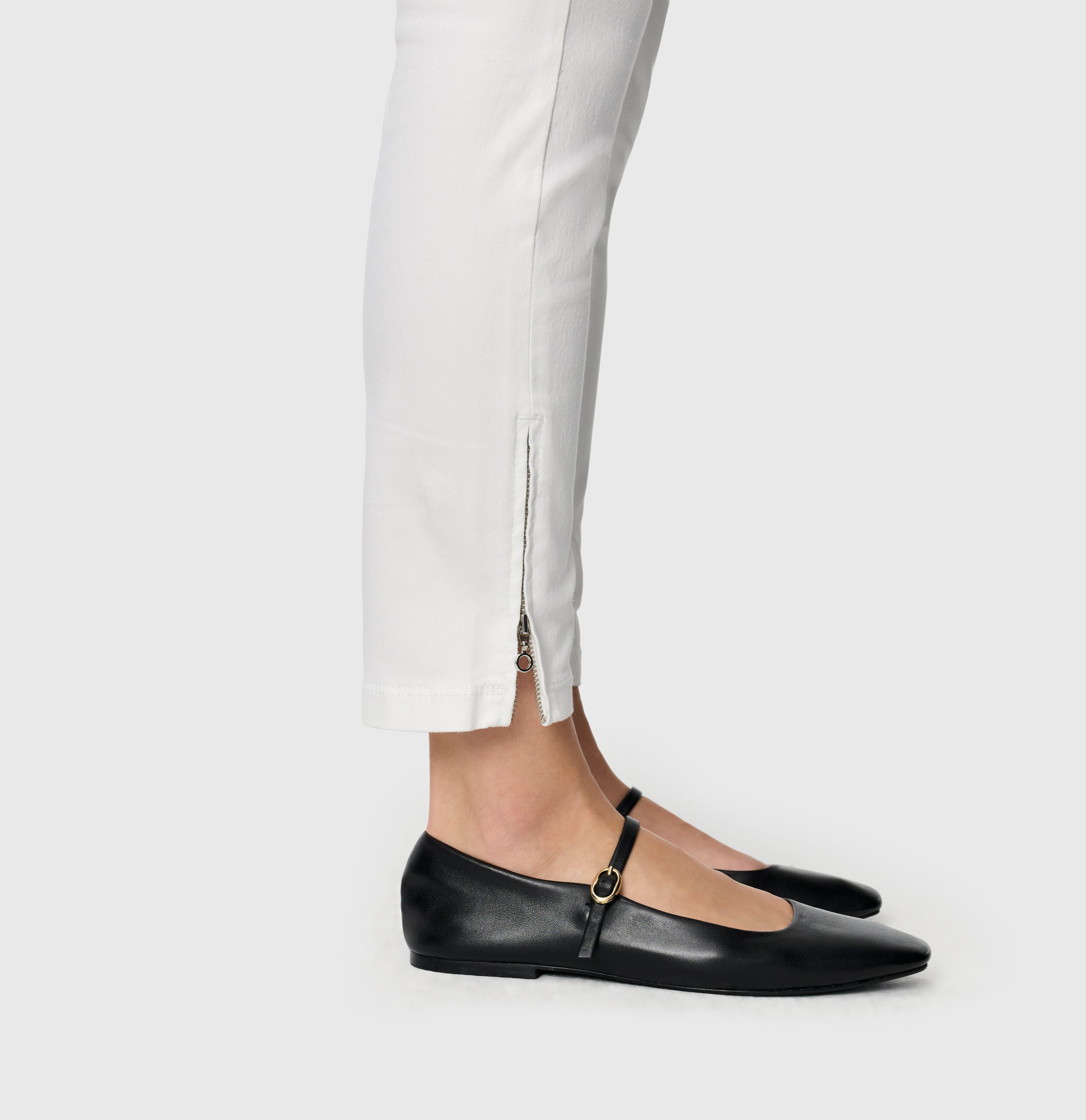 Cropped slim jeans with figure-shaping effect. | DREAM CHIC | white denim | Detailed view 2 of model