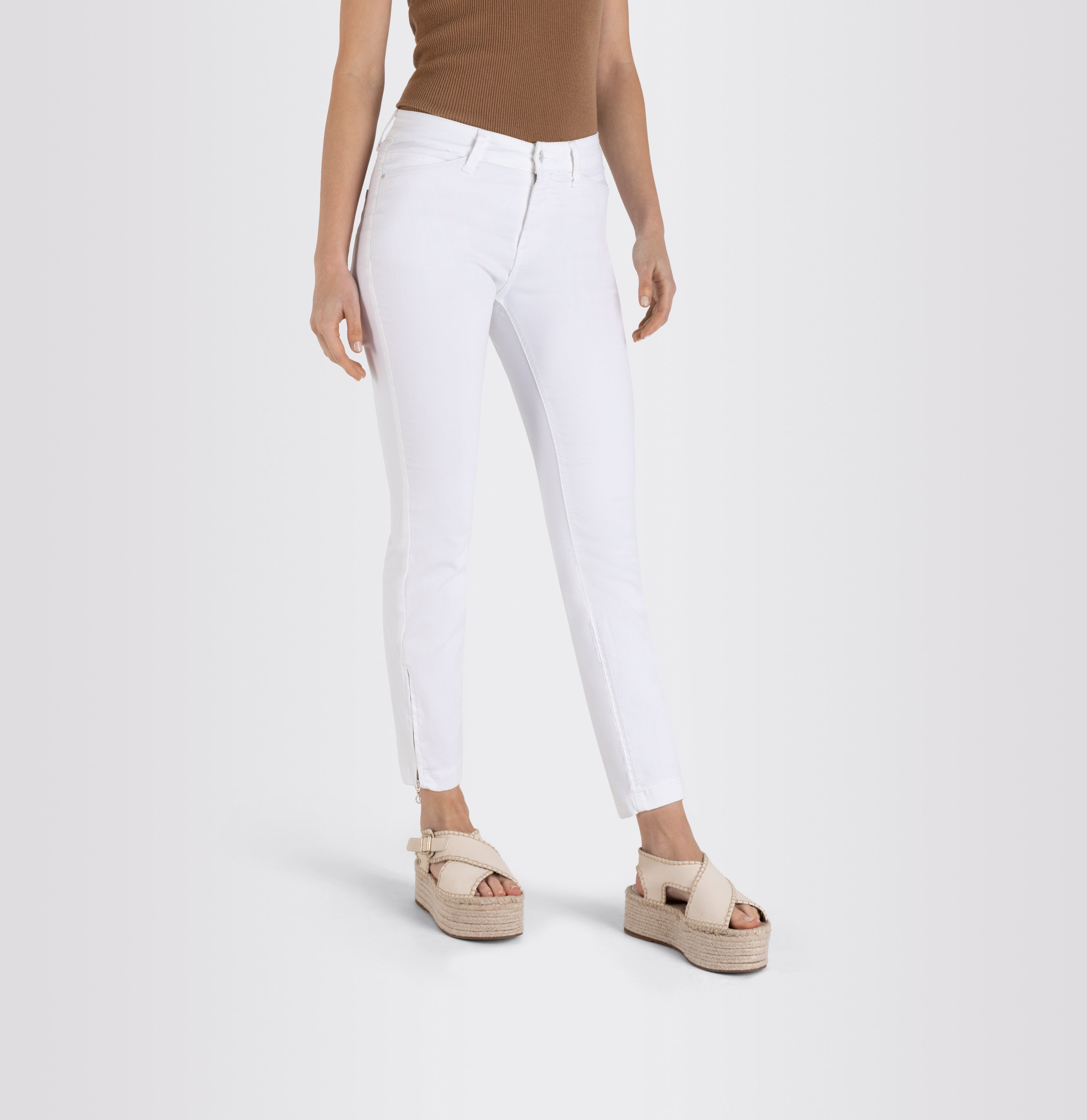 Cropped hyper stretch jeans with zip detail. | DREAM CHIC | white denim | Detailed view 3 of model