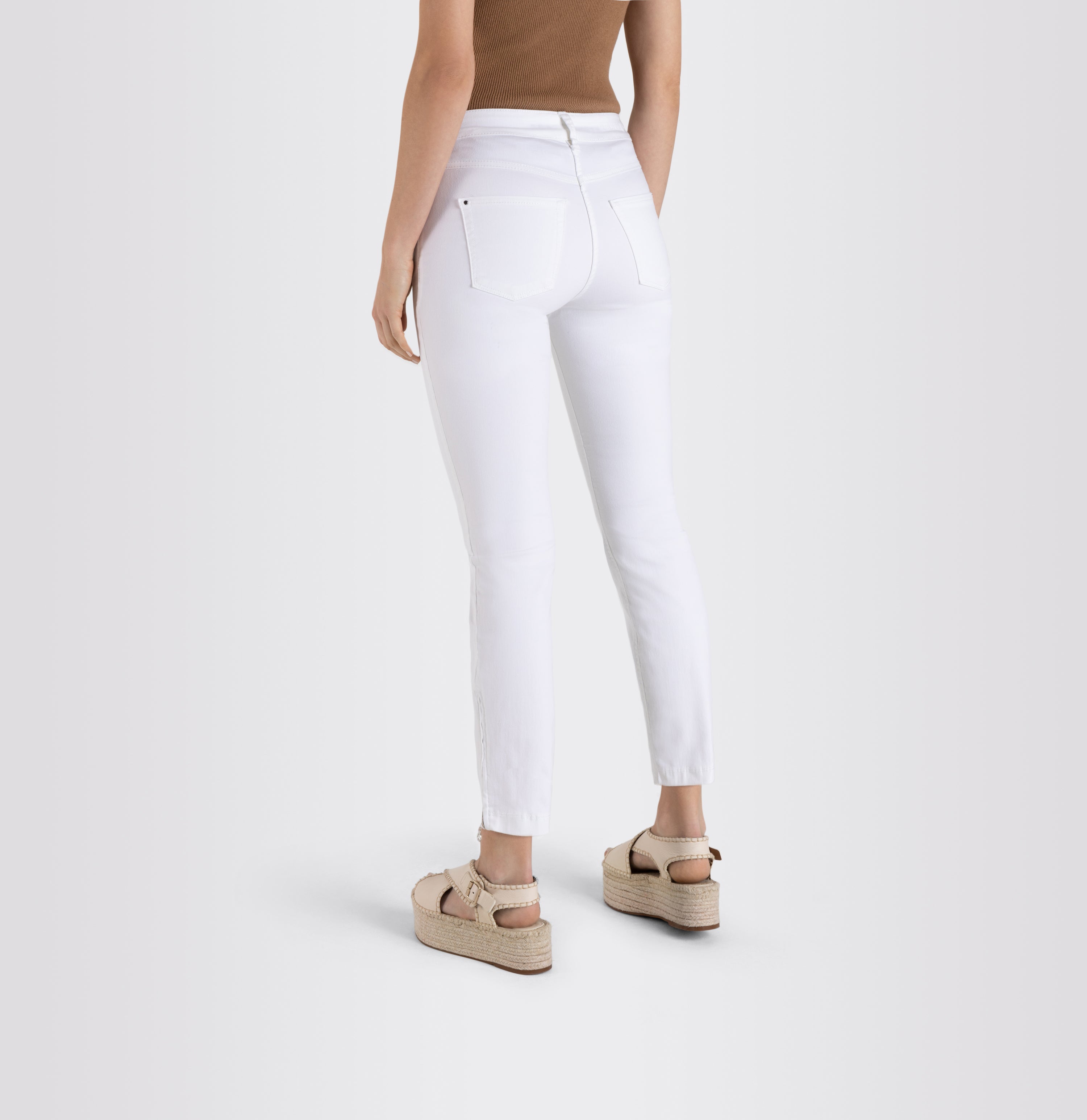 Cropped hyper stretch jeans with zip detail. | DREAM CHIC | white denim | Detailed view 4 of model