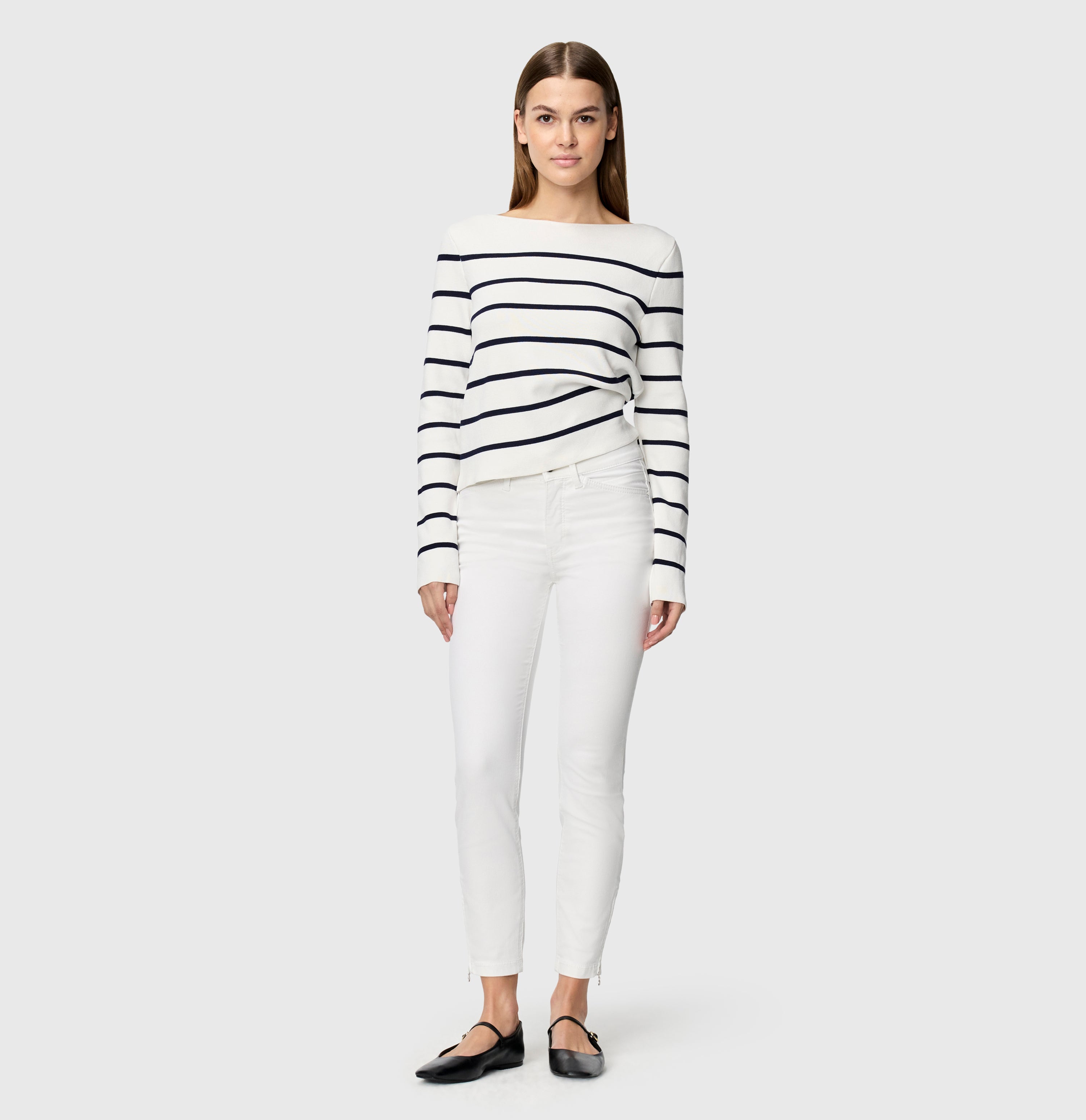 Cropped slim jeans with figure-shaping effect. | DREAM CHIC | white denim | Full-body of model