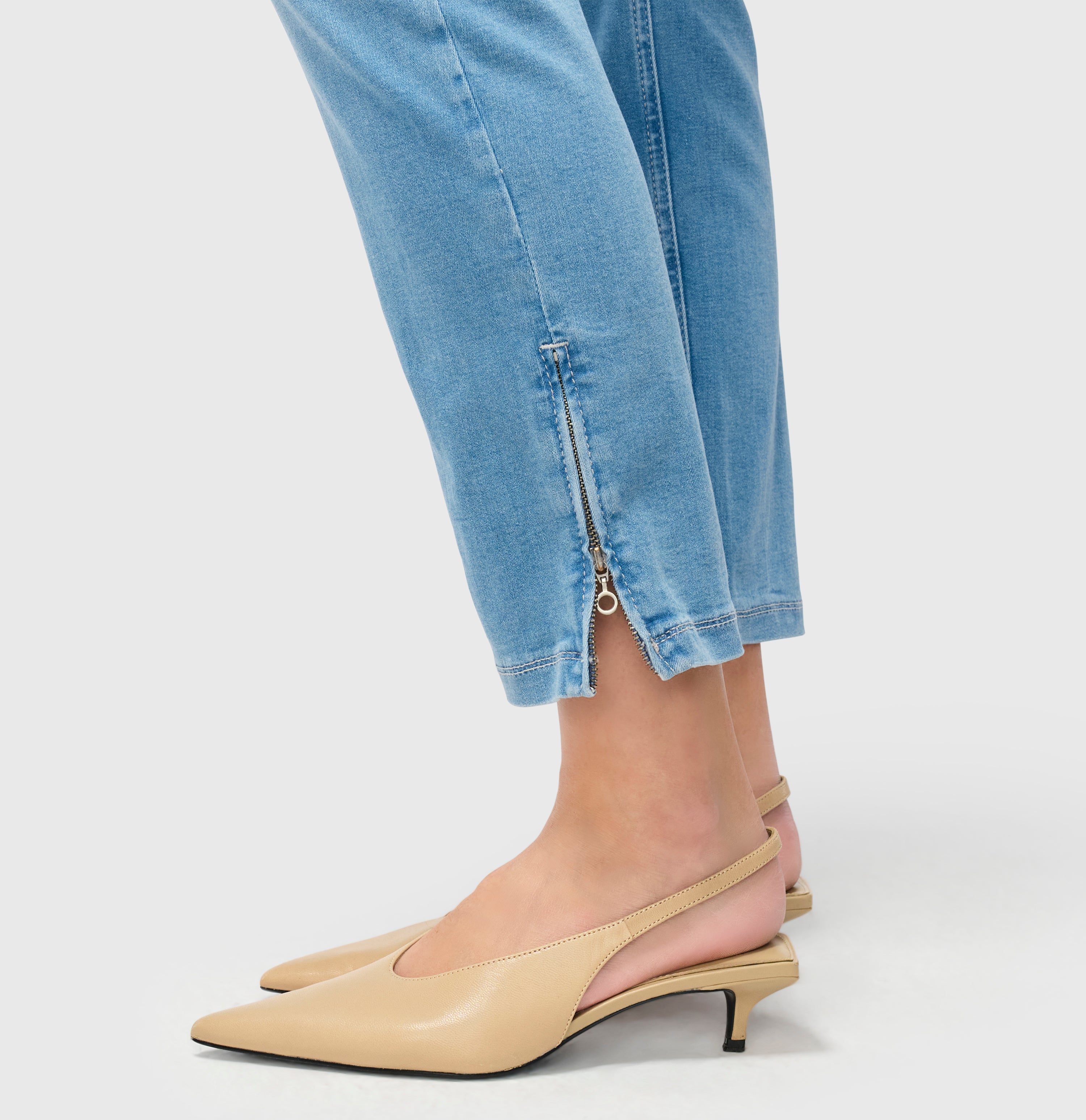 Cropped hyper stretch jeans with zip detail. | DREAM CHIC | classy grey blue wash | Detailed view 4 of model