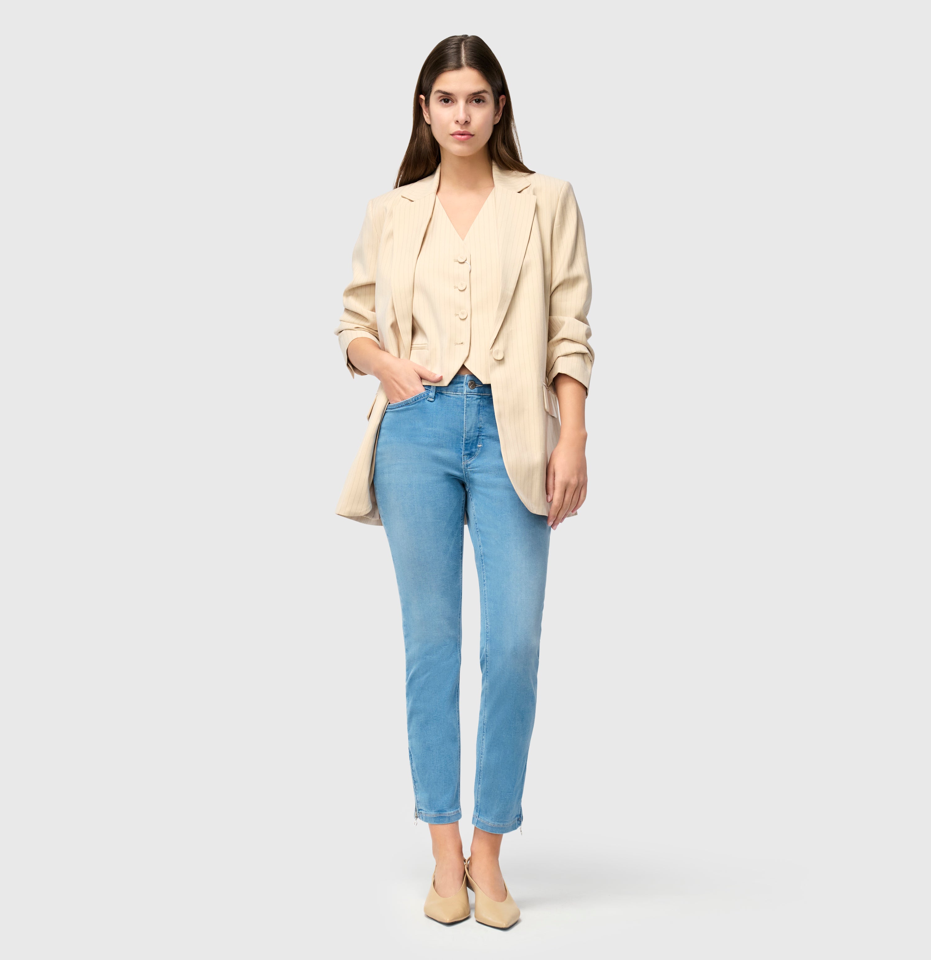 Cropped slim jeans with figure-shaping effect. | DREAM CHIC | classy grey blue wash | Full-body of model