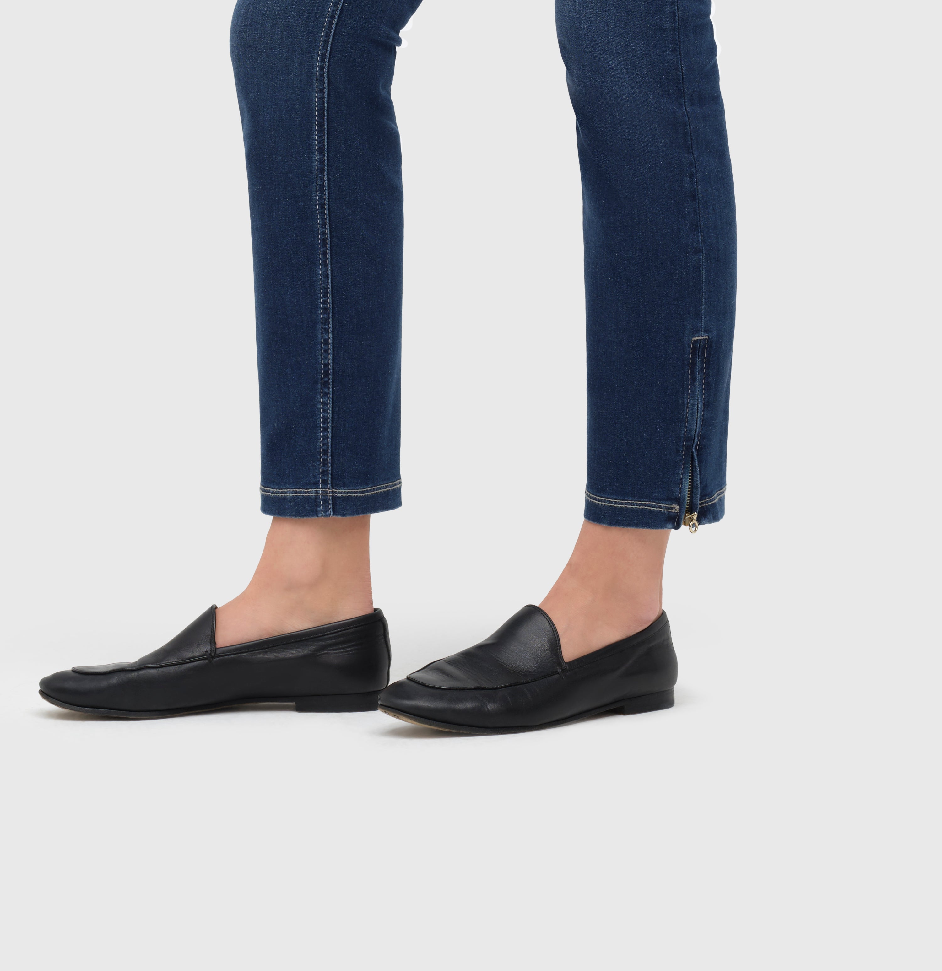 Cropped shaping jeans with zip detail. | DREAM CHIC | dark used | Campaign image