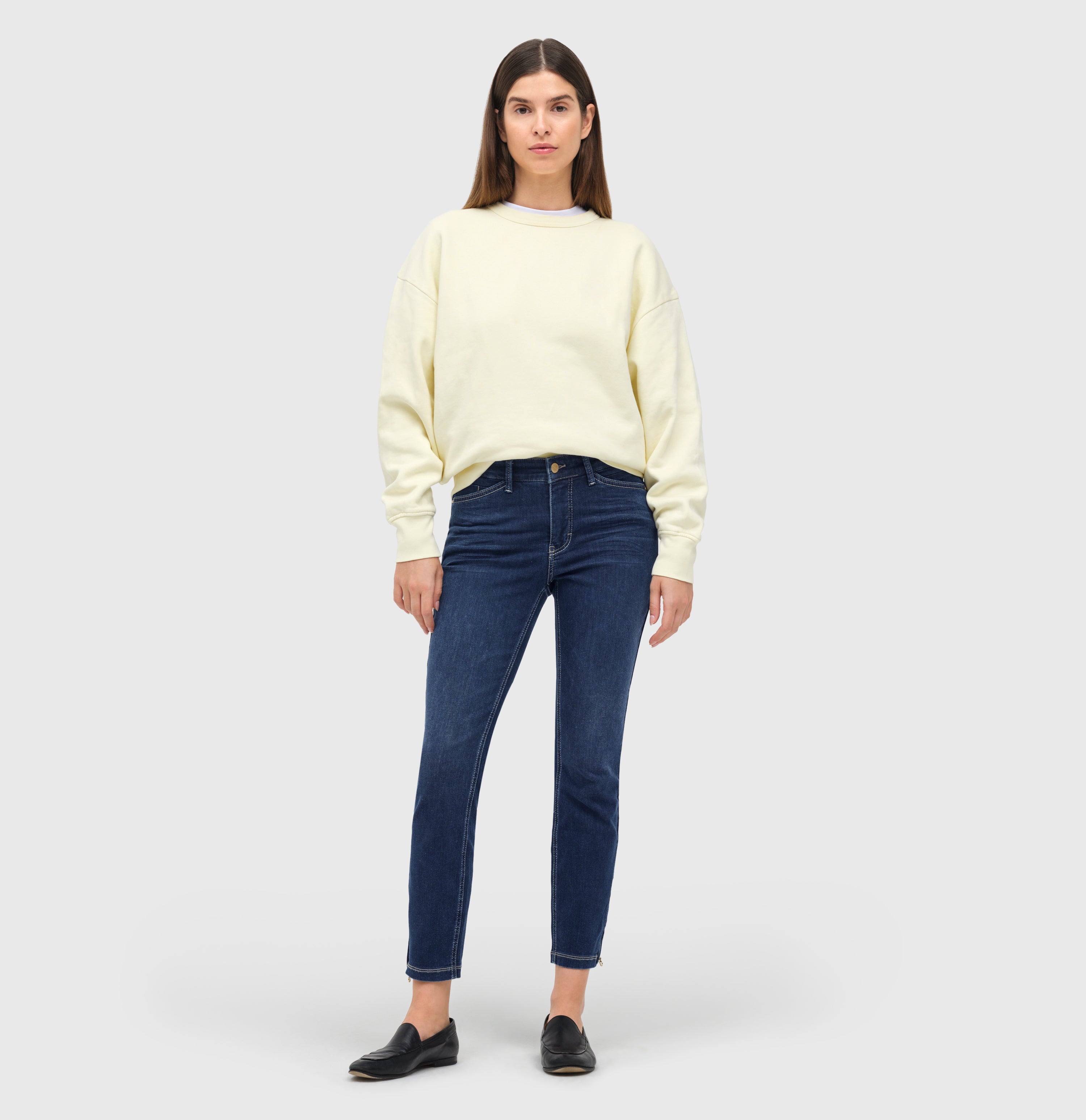 Cropped shaping jeans with zip detail. | DREAM CHIC | dark used | Full-body of model