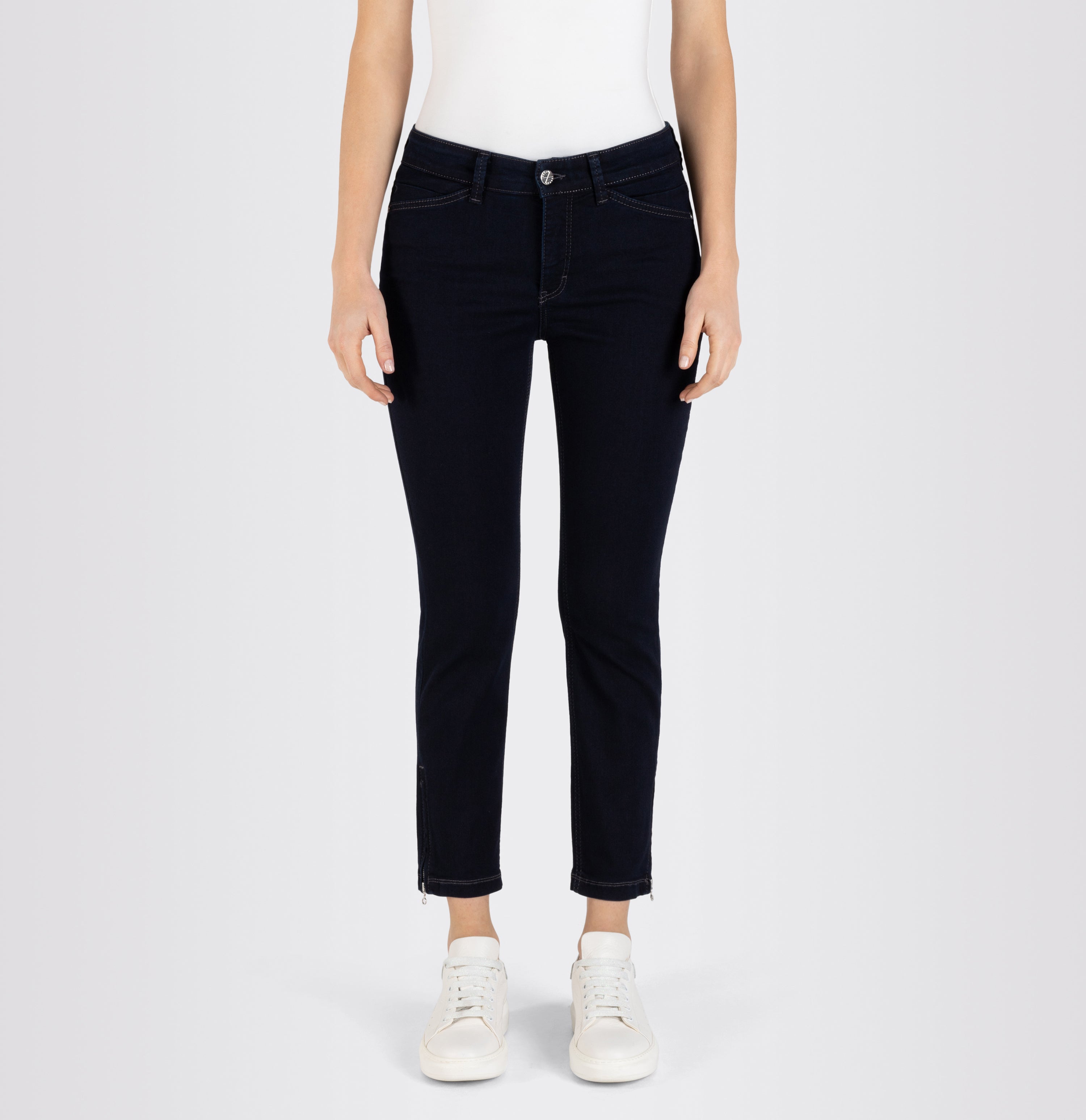 Cropped slim jeans made of hyper stretch denim. | DREAM CHIC | dark rinsewash | Front view of model