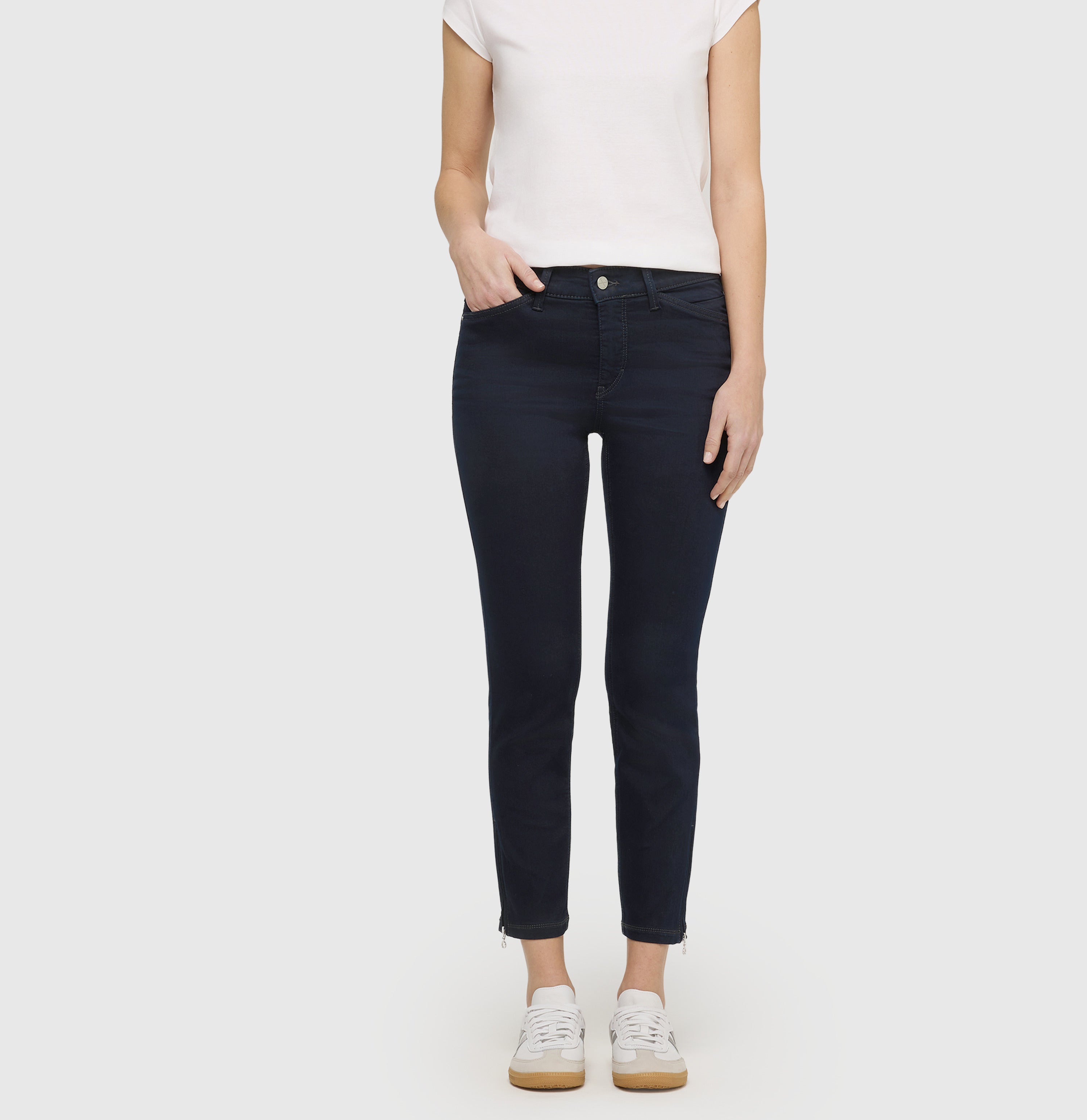 Cropped slim jeans made of hyper stretch denim. | DREAM CHIC | dark rinsewash | Front view of model