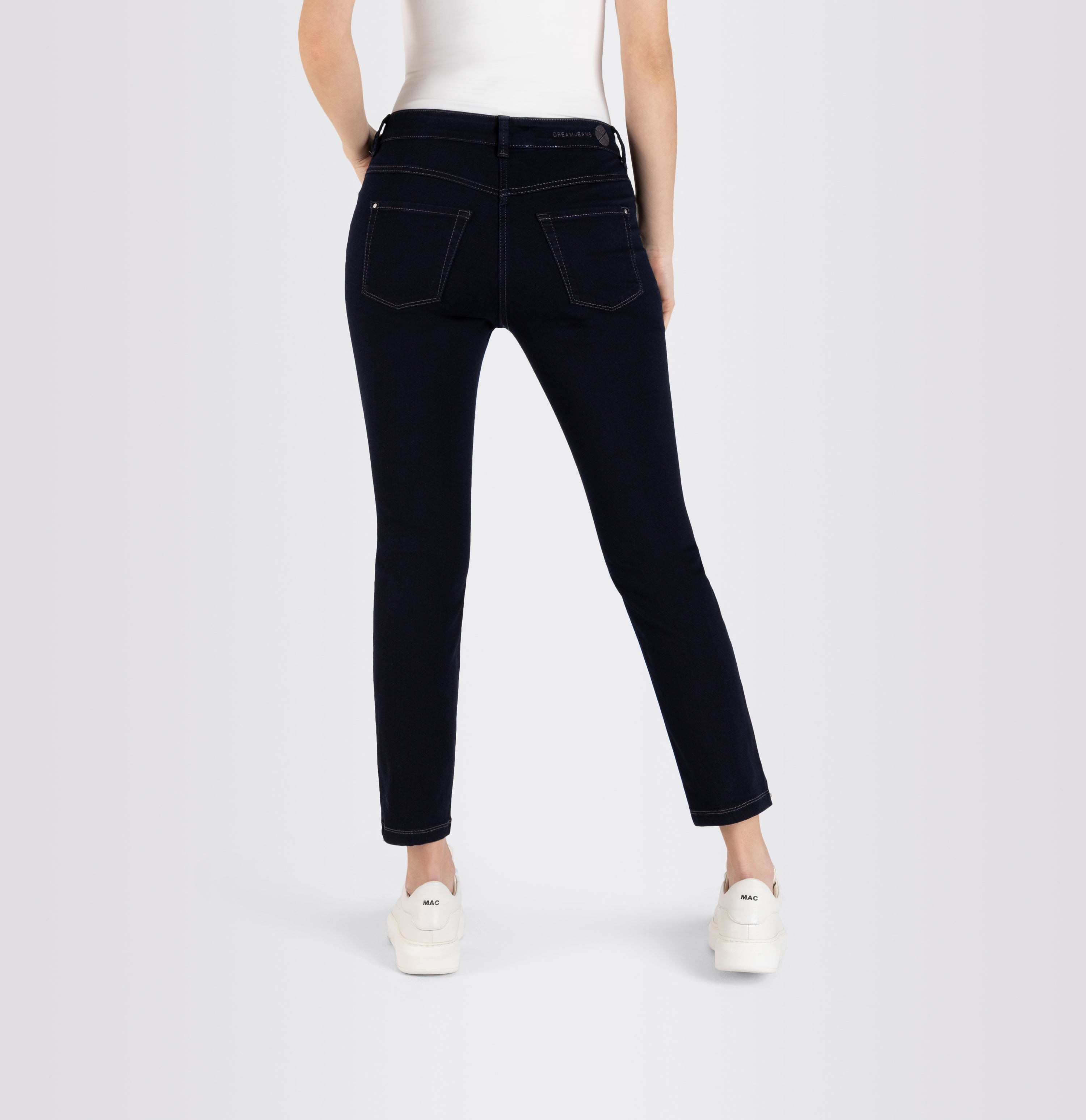 Cropped slim jeans made of hyper stretch denim. | DREAM CHIC | dark rinsewash | Back view of model