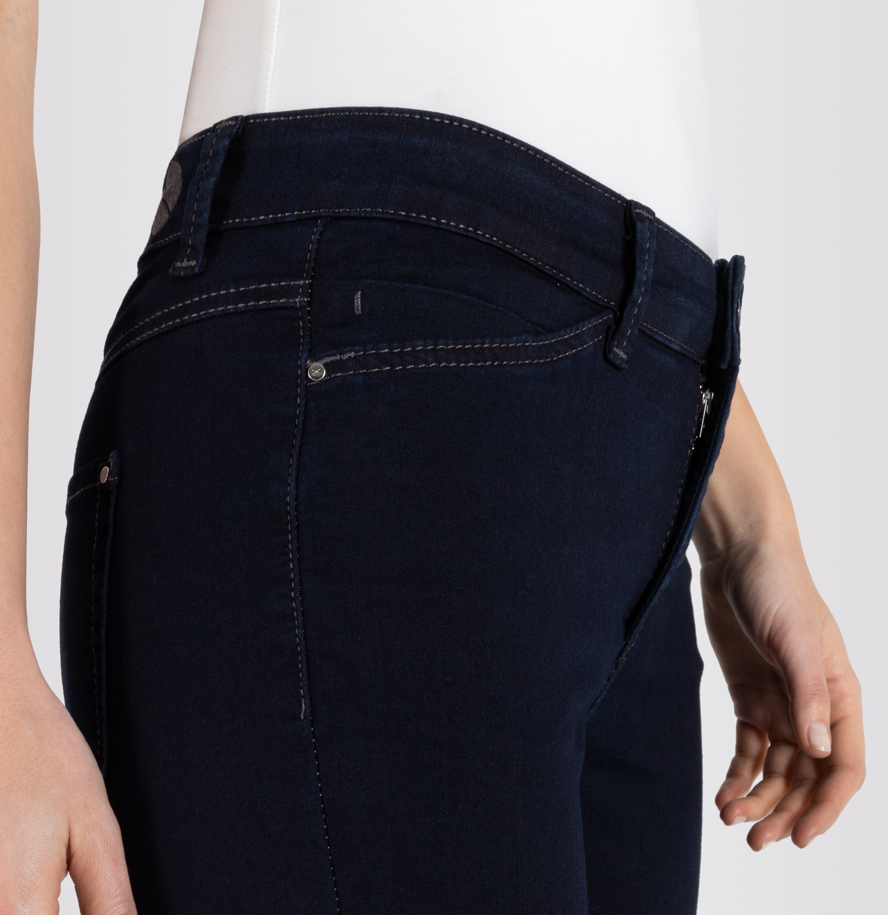 Cropped slim jeans made of hyper stretch denim. | DREAM CHIC | dark rinsewash | Detailed view 3 of model