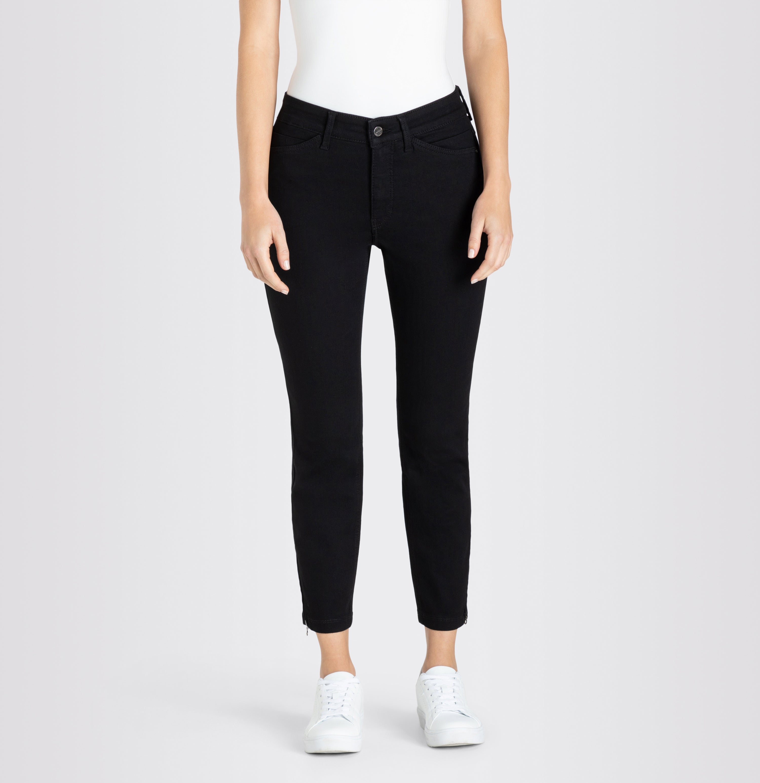 Cropped slim jeans made of hyper stretch denim. | DREAM CHIC | black-black | Front view of model