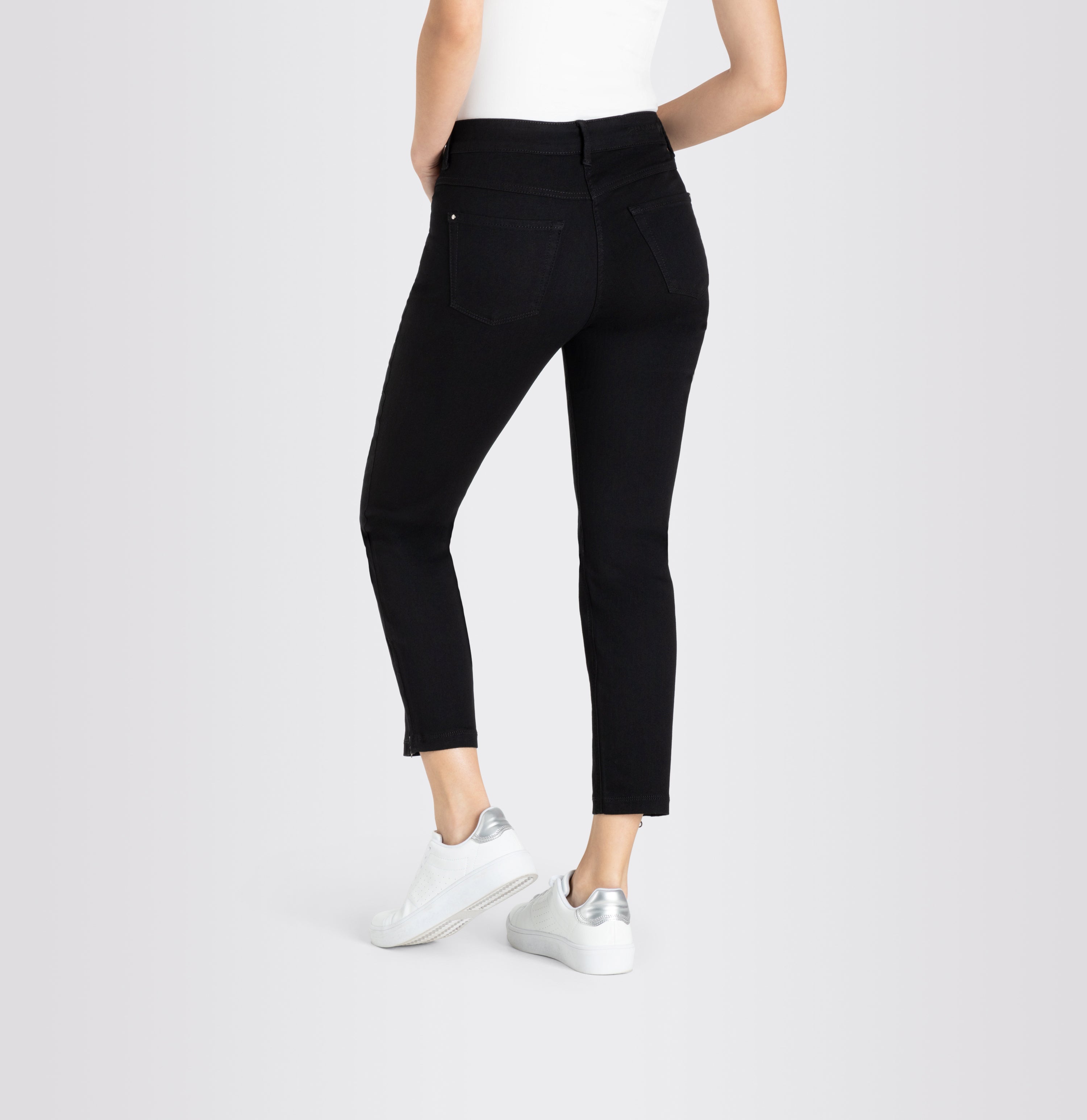 Cropped slim jeans made of hyper stretch denim. | DREAM CHIC | black-black | Back view of model