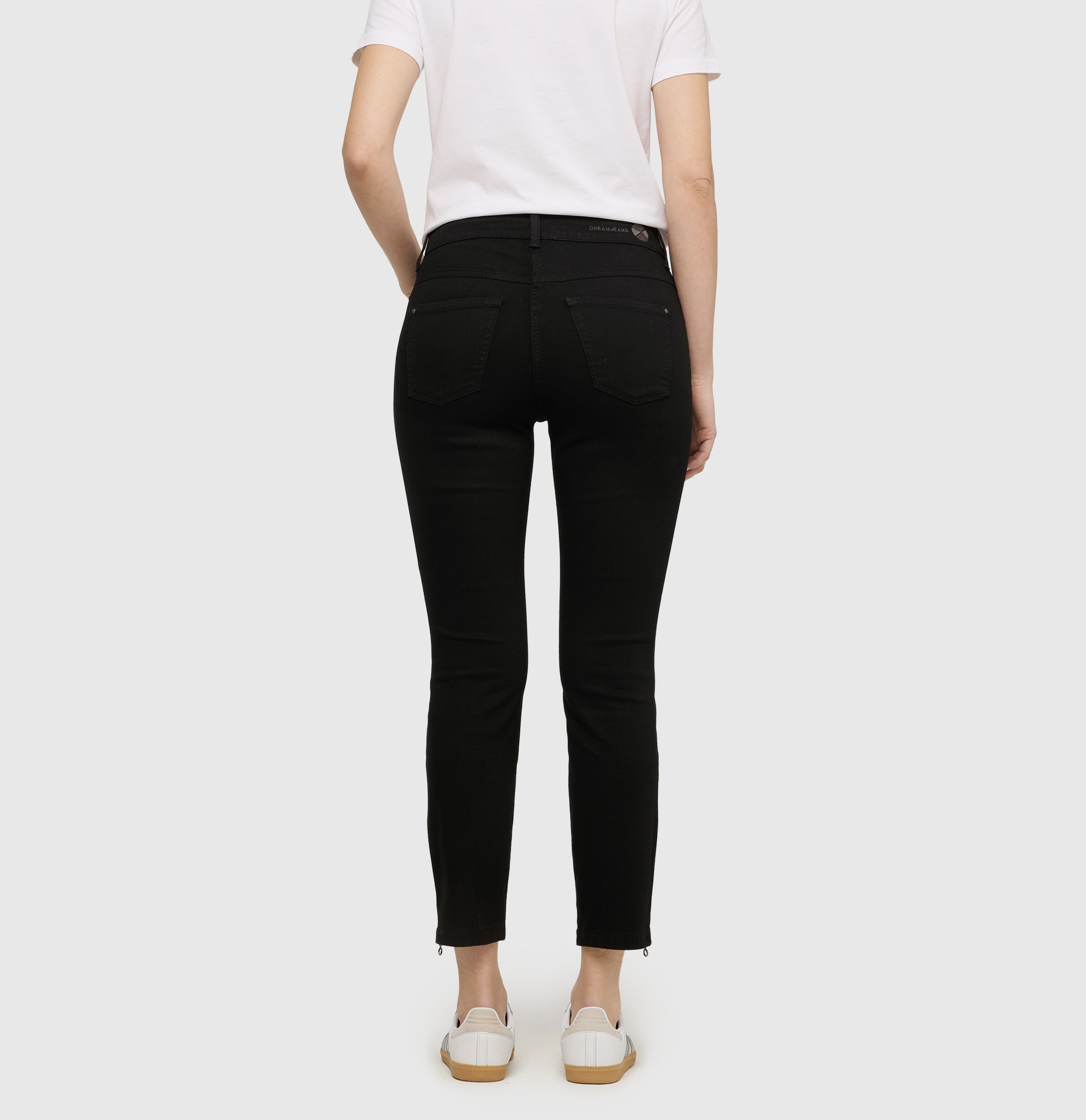 Cropped slim jeans made of hyper stretch denim. | DREAM CHIC | black-black | Back view of model