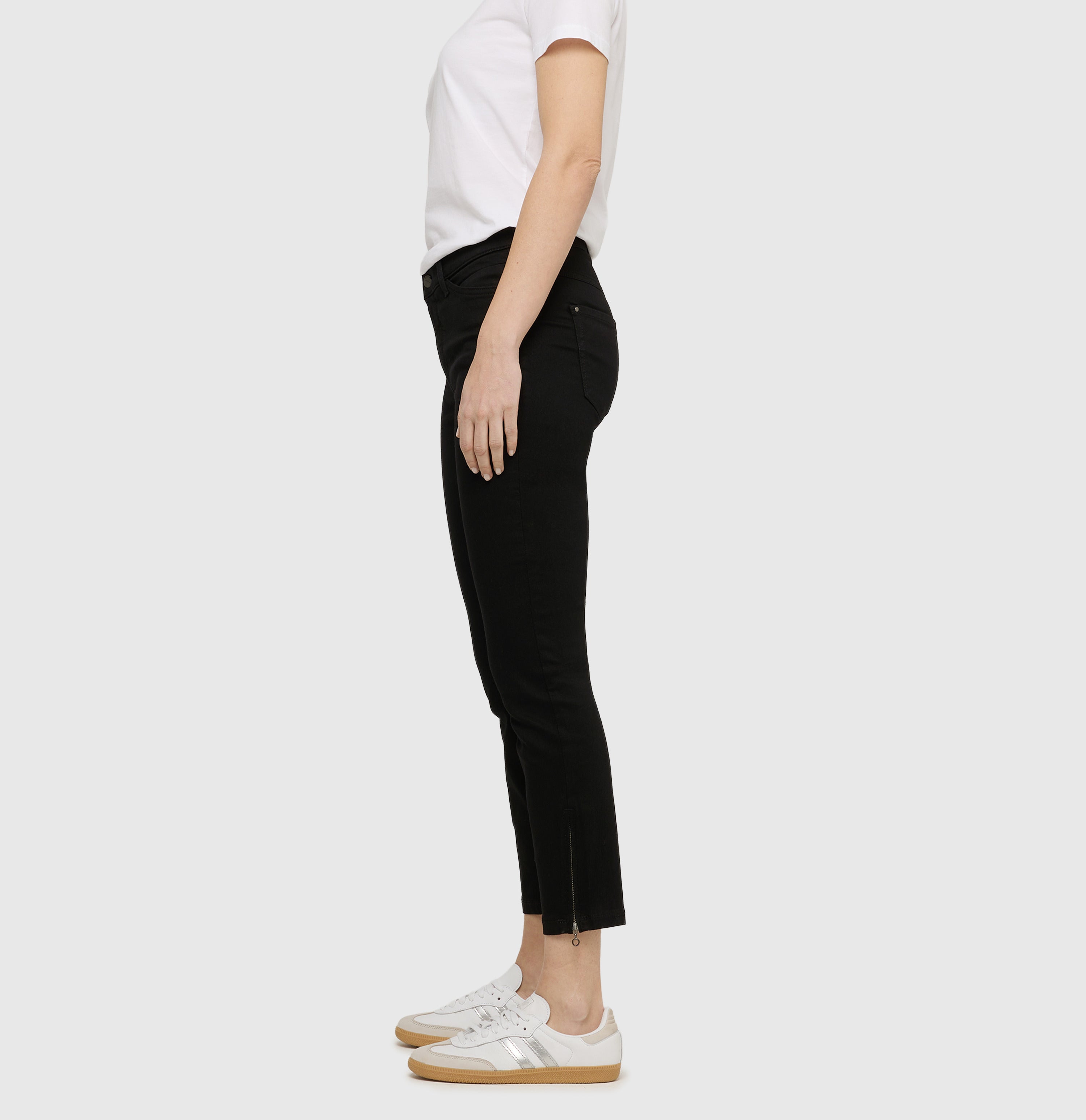 Cropped slim jeans made of hyper stretch denim. | DREAM CHIC | black-black | Side view of model