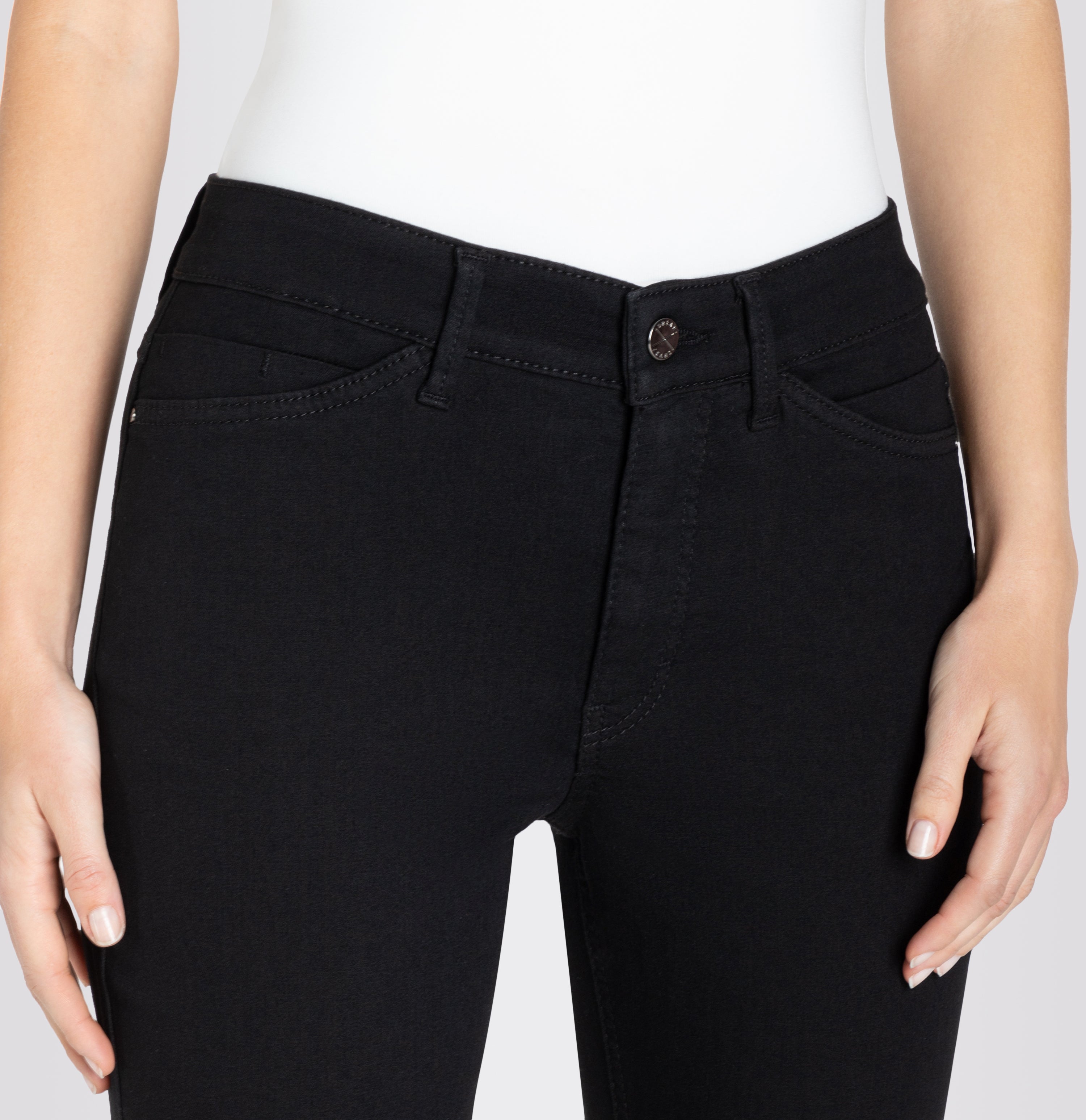 Cropped slim jeans made of hyper stretch denim. | DREAM CHIC | black-black | Side view of model