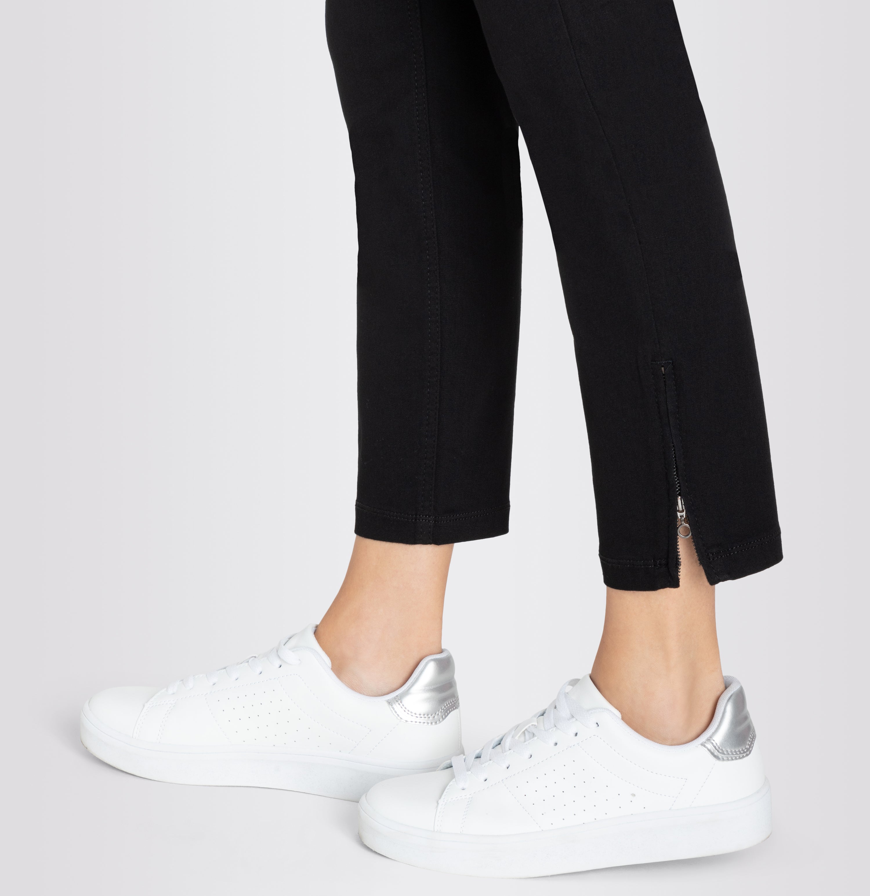 Cropped slim jeans made of hyper stretch denim. | DREAM CHIC | black-black | Detailed view 4 of model