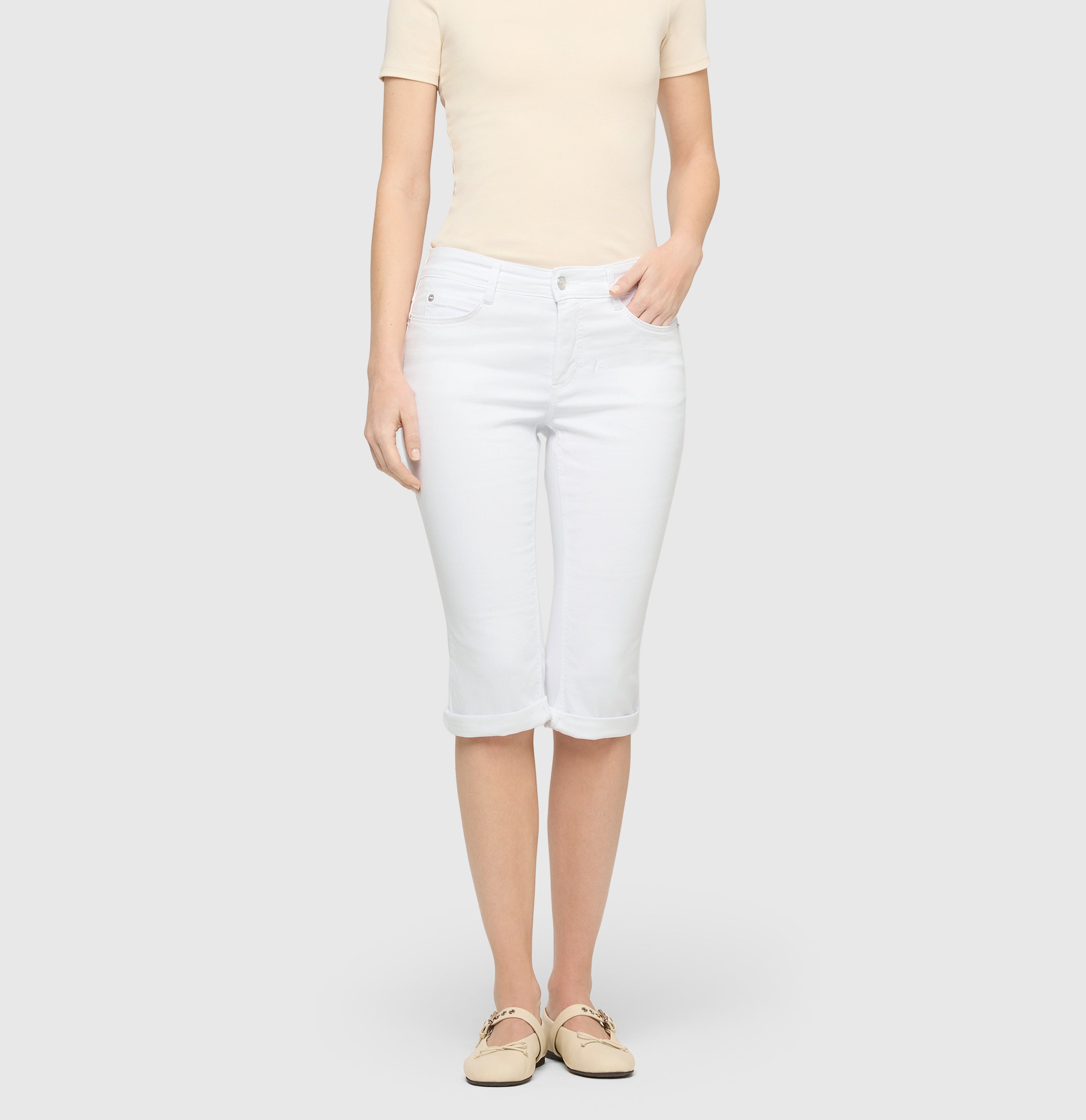 Light capri jeans with shaping effect. | DREAM SUN | white denim | Front view of model