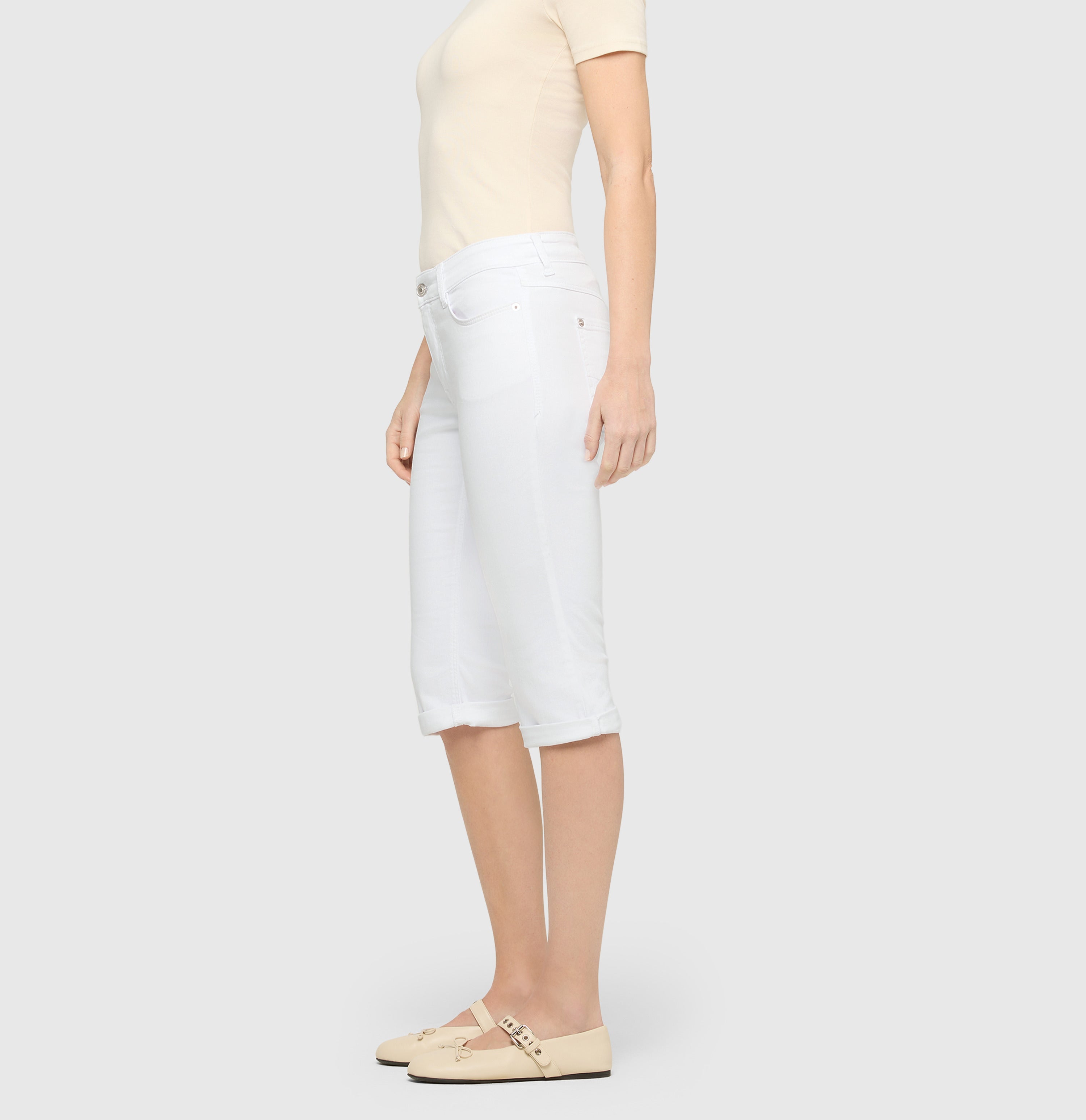 Light capri jeans with shaping effect. | DREAM SUN | white denim | Side view of model