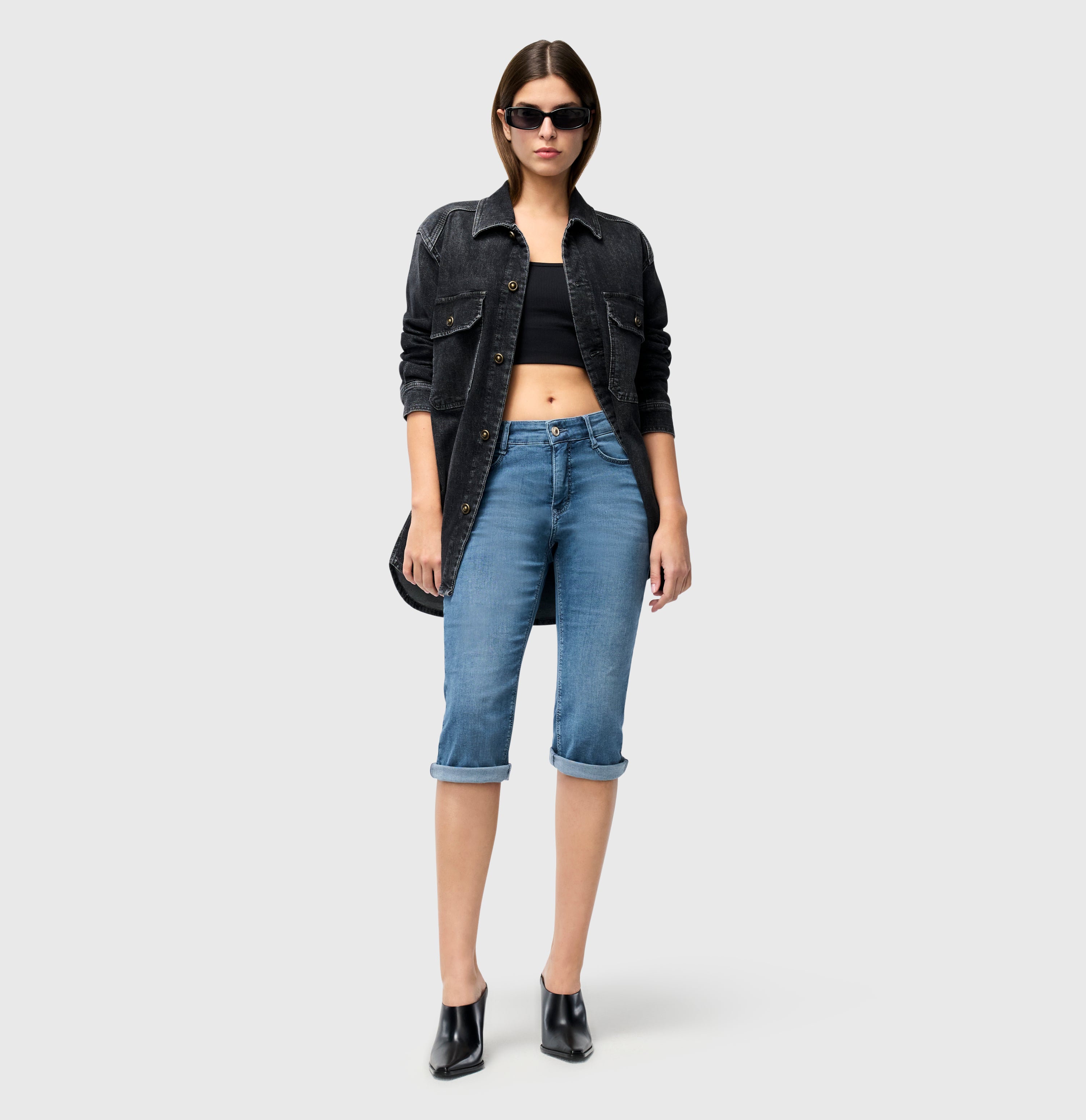 Light capri jeans with shaping effect. | DREAM SUN | mid light blue wash | Full-body of model