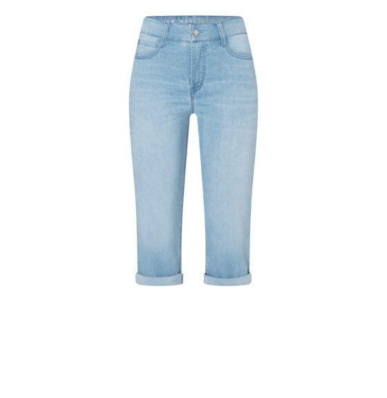 Light capri jeans with shaping effect. | DREAM SUN | summer sky wash | Front view of bust