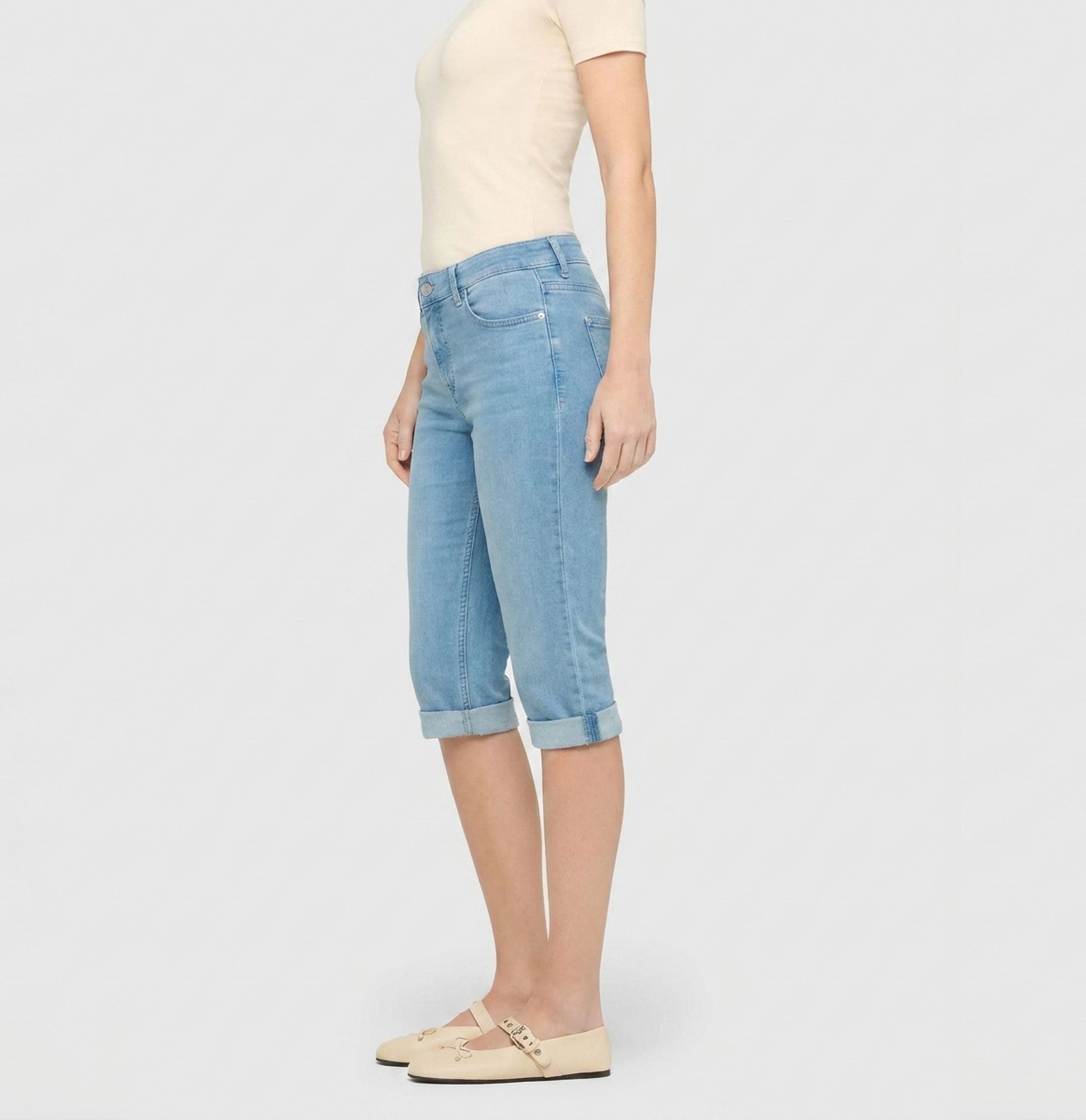 Light capri jeans with shaping effect. | DREAM SUN | summer sky wash | Front view of model