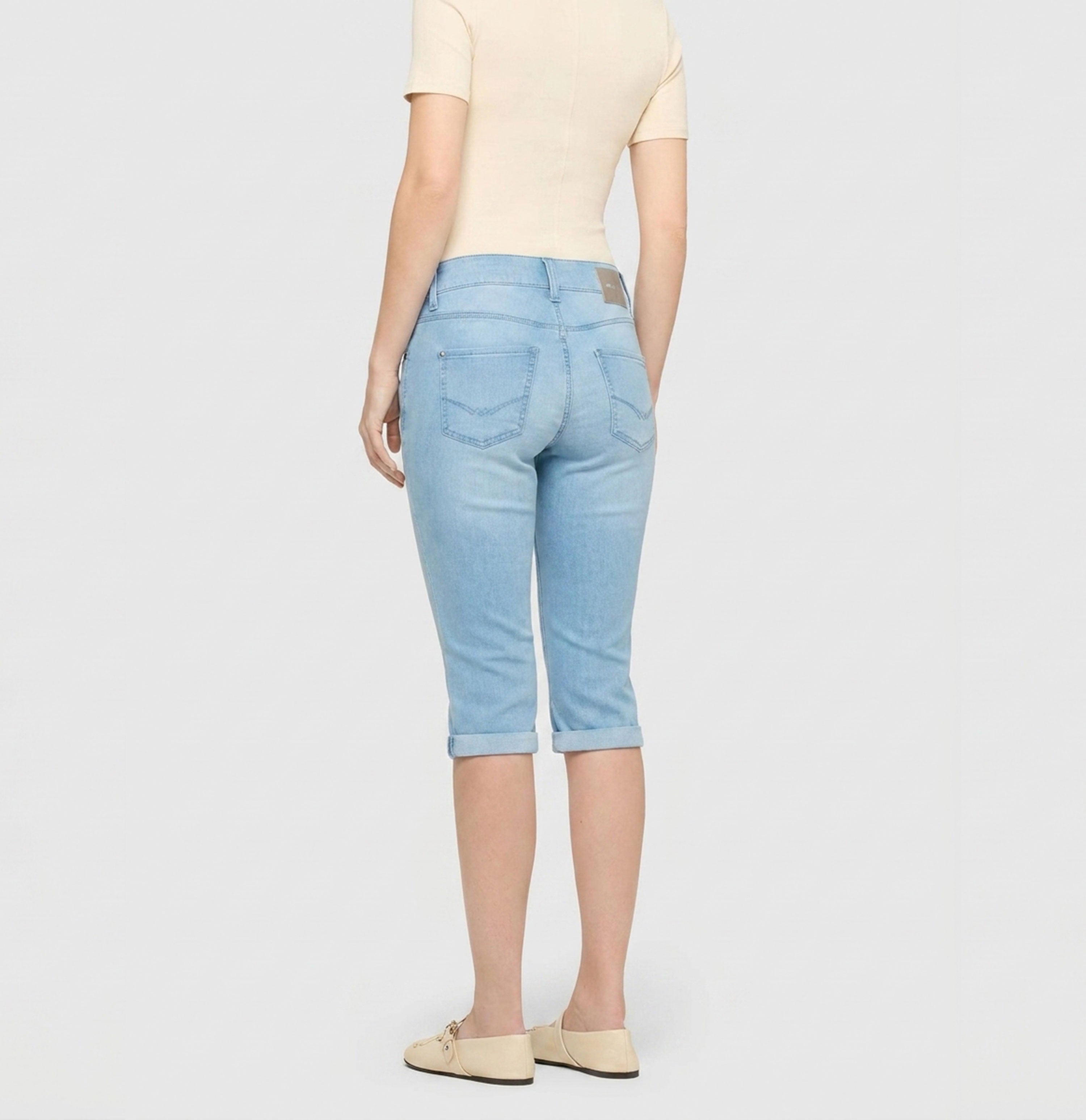 Light capri jeans with shaping effect. | DREAM SUN | summer sky wash | Back view of model