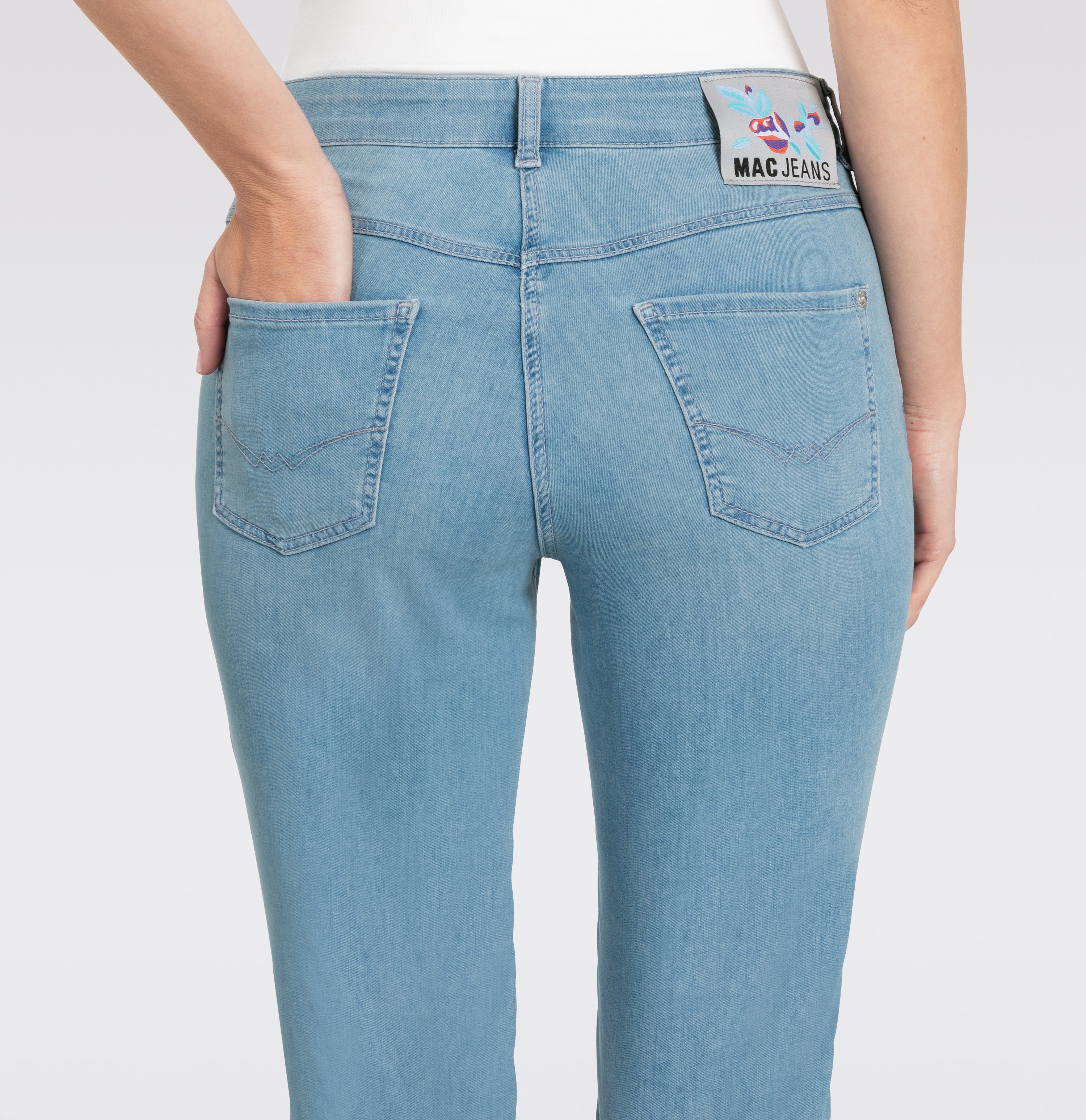 Light capri jeans with shaping effect. | DREAM SUN | summer sky wash | Detailed view 3 of model