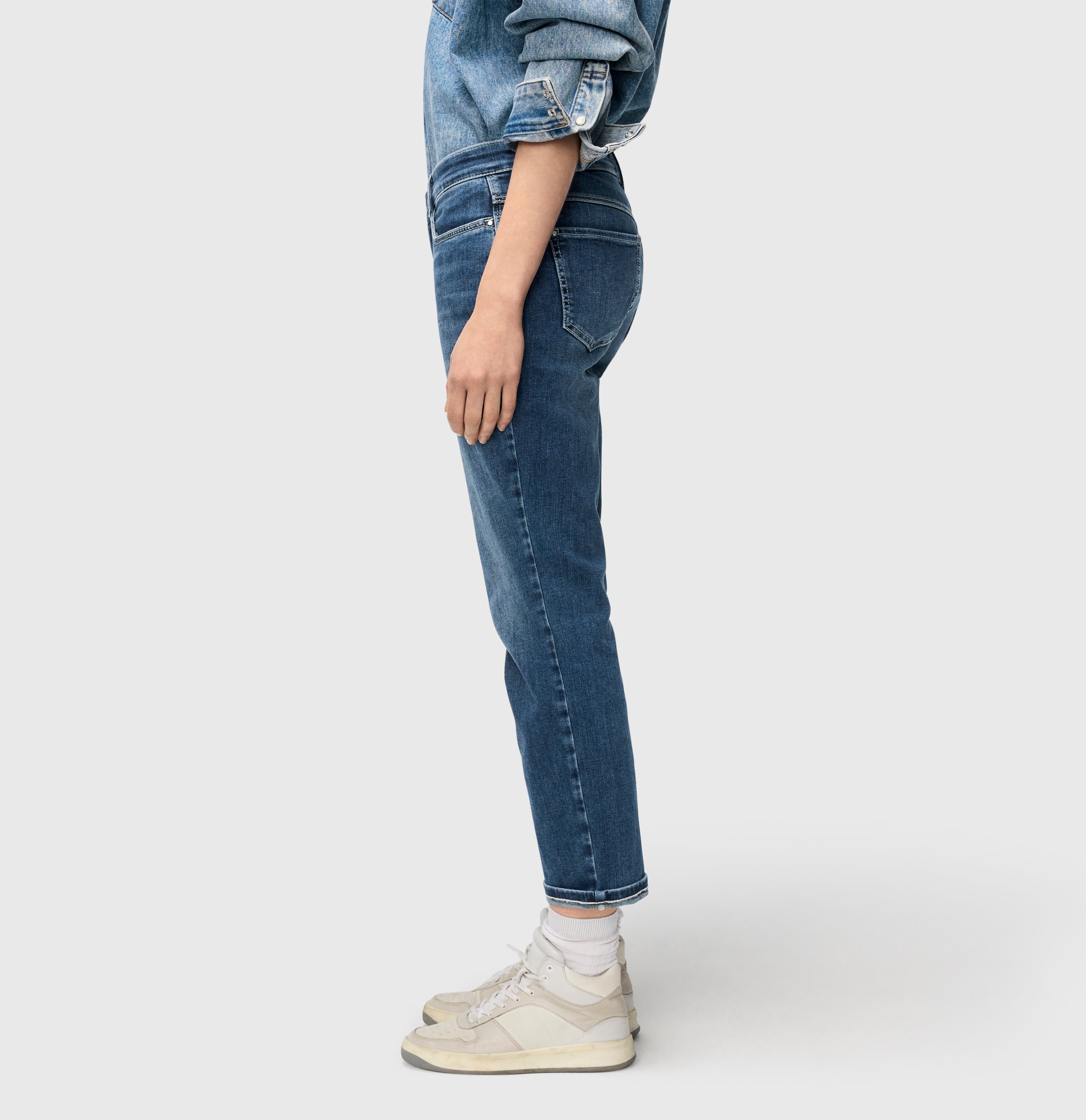 Straight shaping jeans with turned-up hem. | DREAM cropped auth. | blue moon basic wash | Detailed view 2 of model