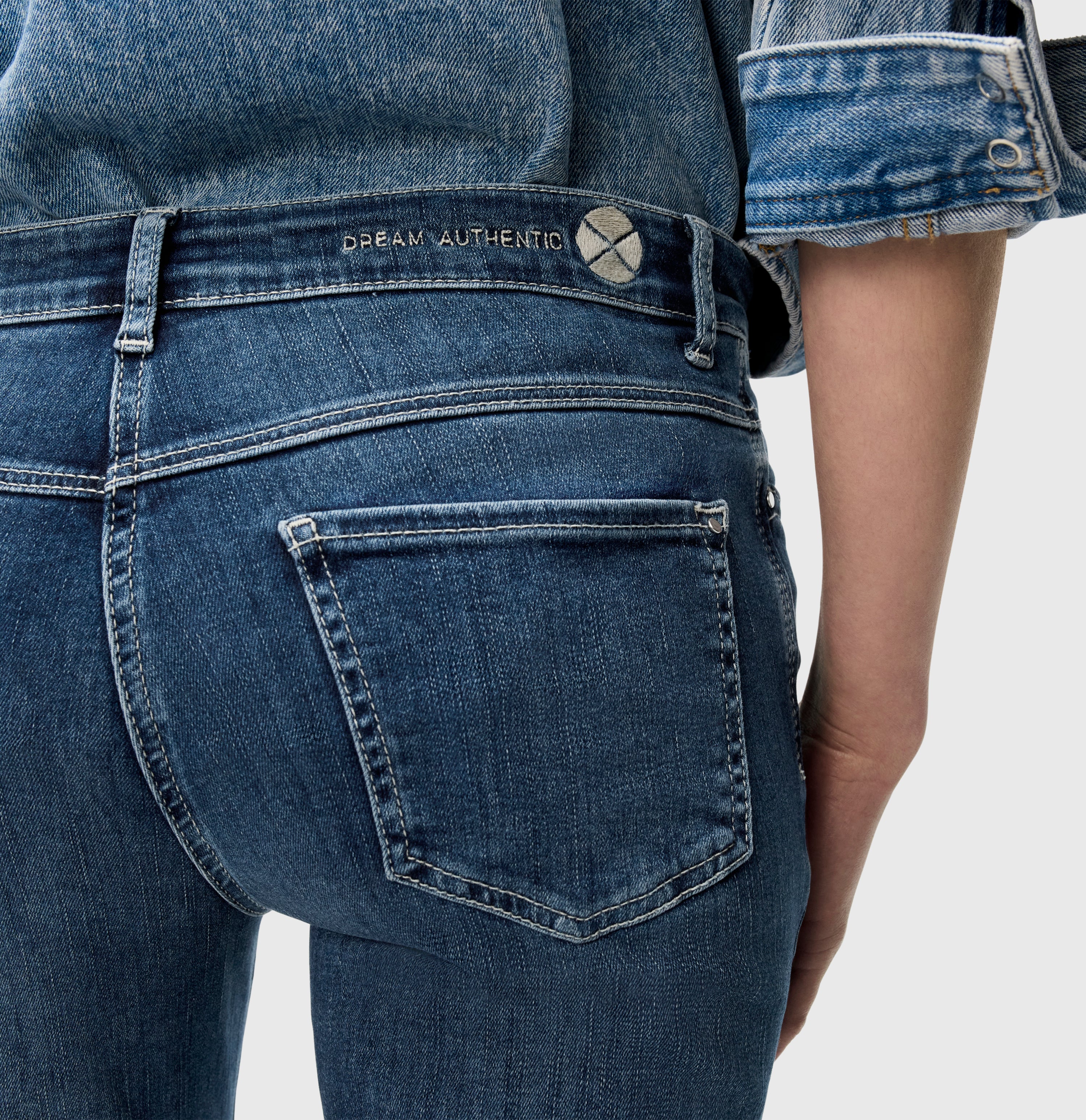 Straight shaping jeans with turned-up hem. | DREAM cropped auth. | blue moon basic wash | Detailed view 3 of model