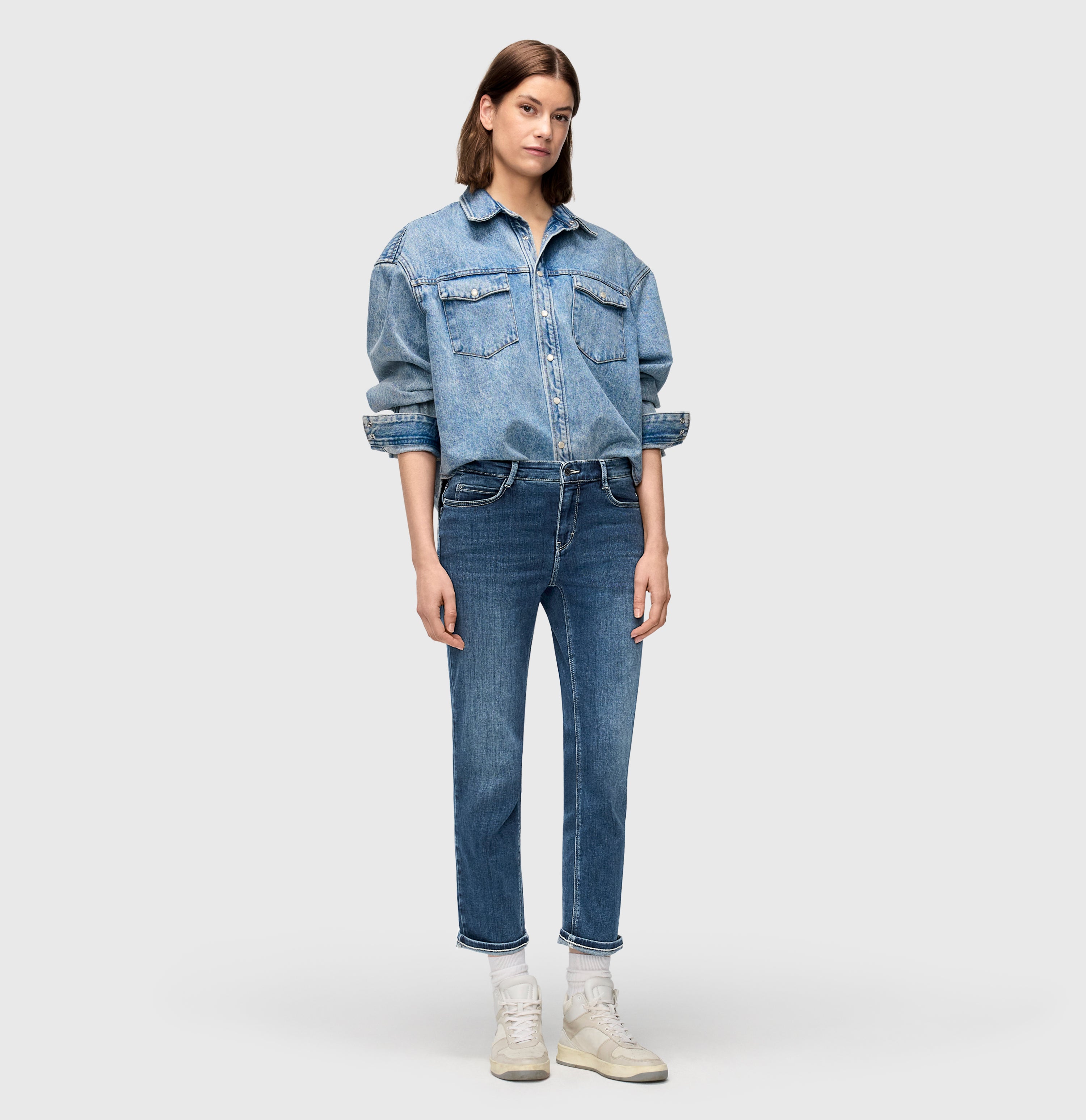 Straight shaping jeans with turned-up hem. | DREAM cropped auth. | blue moon basic wash | Full-body of model