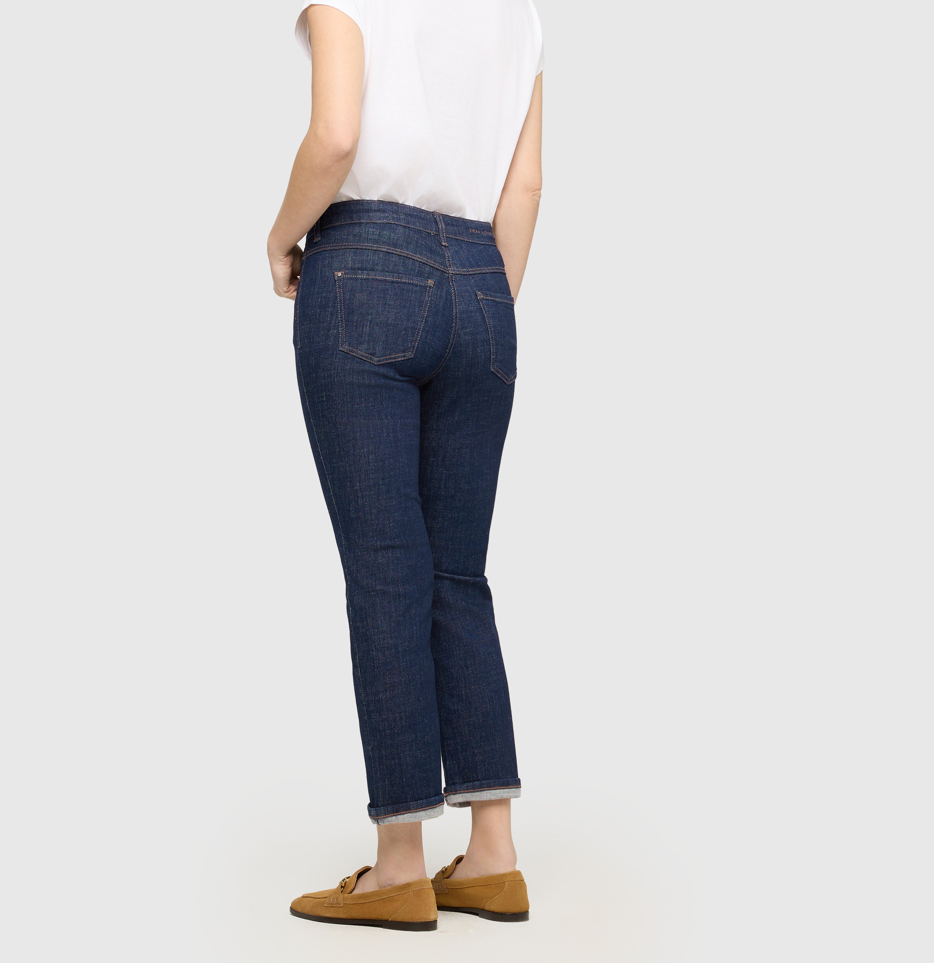 Straight shaping jeans with turned-up hem. | DREAM cropped auth. | fashion rinsed | Back view of model