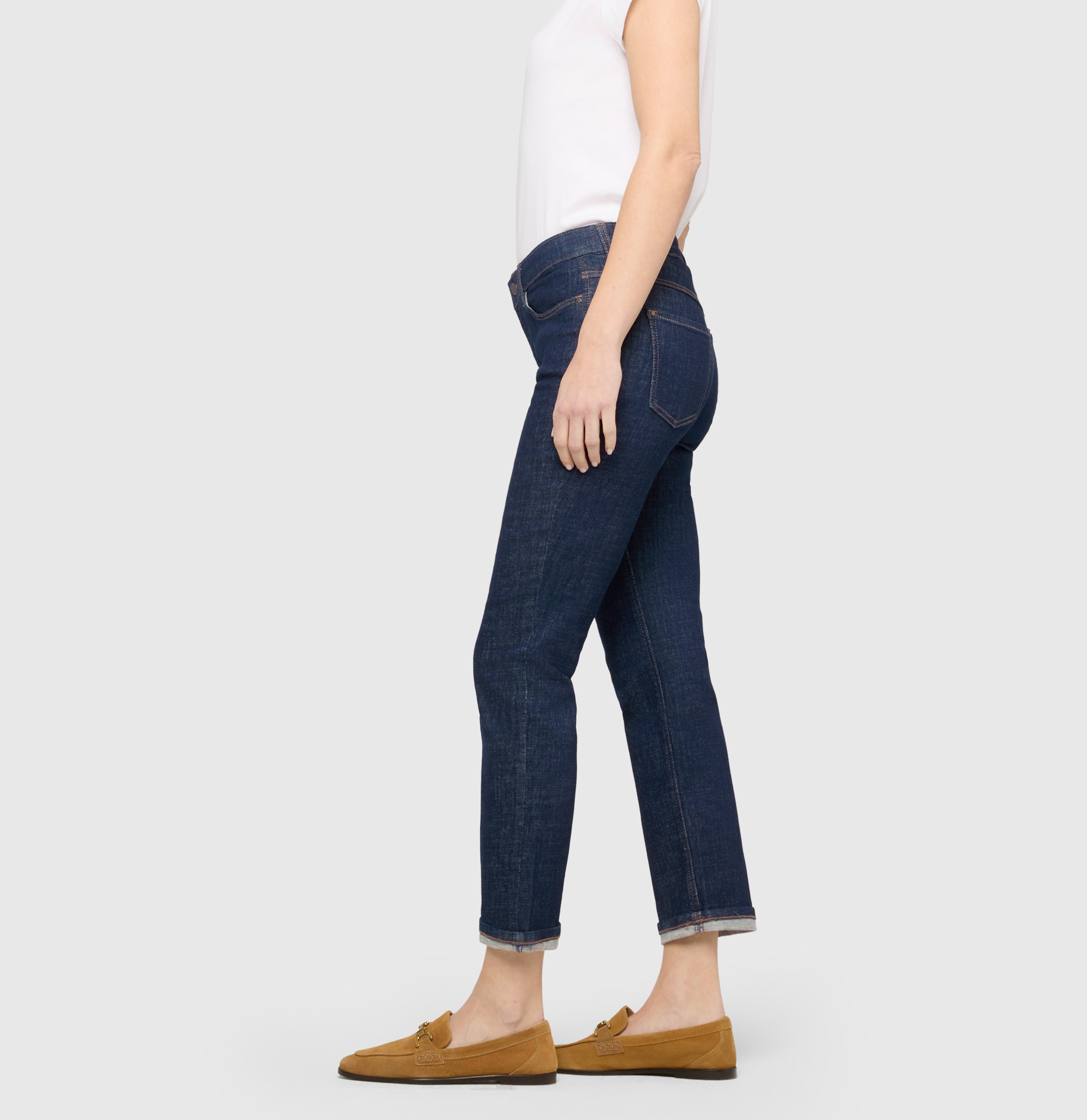 Straight shaping jeans with turned-up hem. | DREAM cropped auth. | fashion rinsed | Side view of model