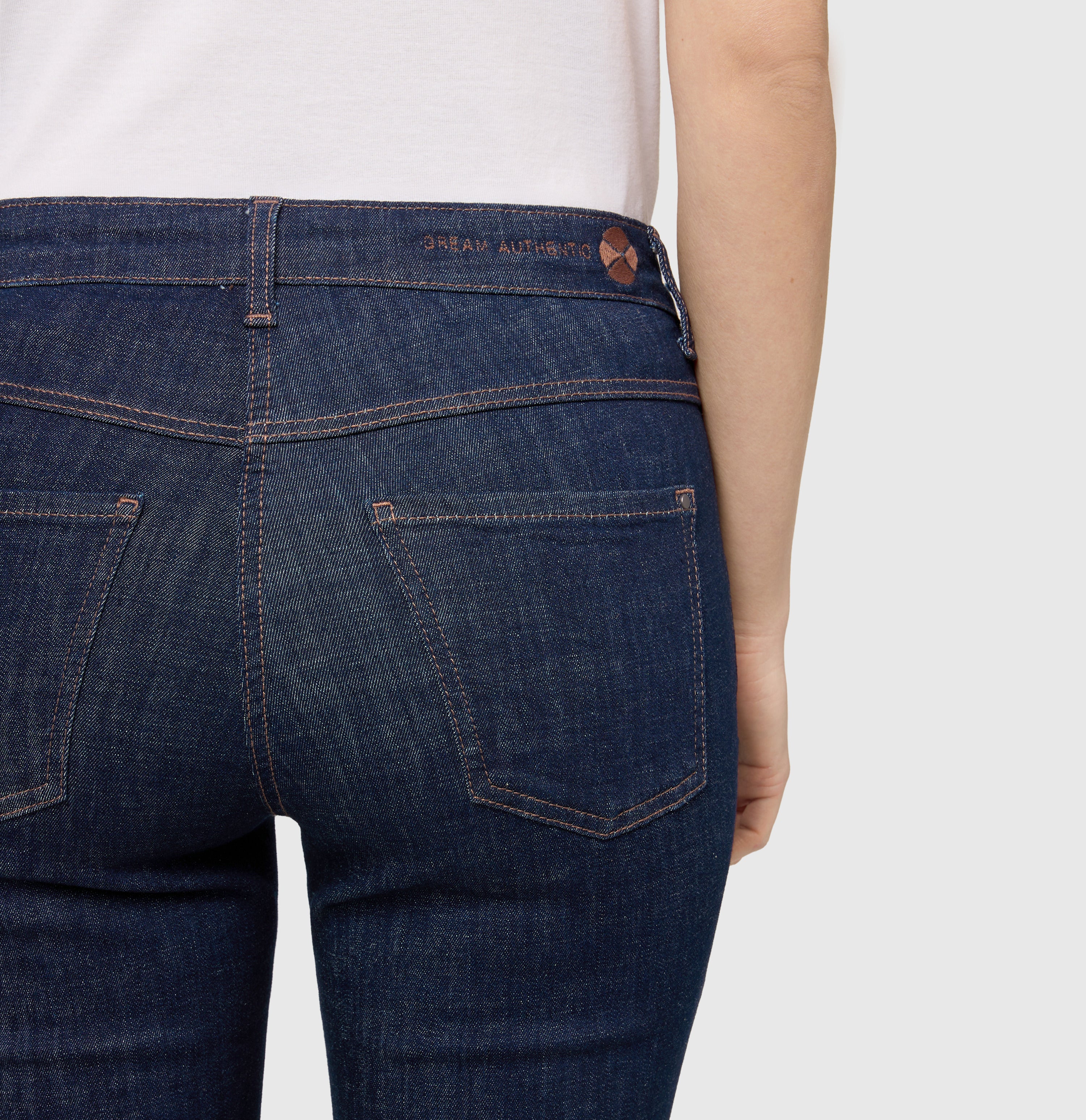 Straight shaping jeans with turned-up hem. | DREAM cropped auth. | fashion rinsed | Detailed view 2 of model
