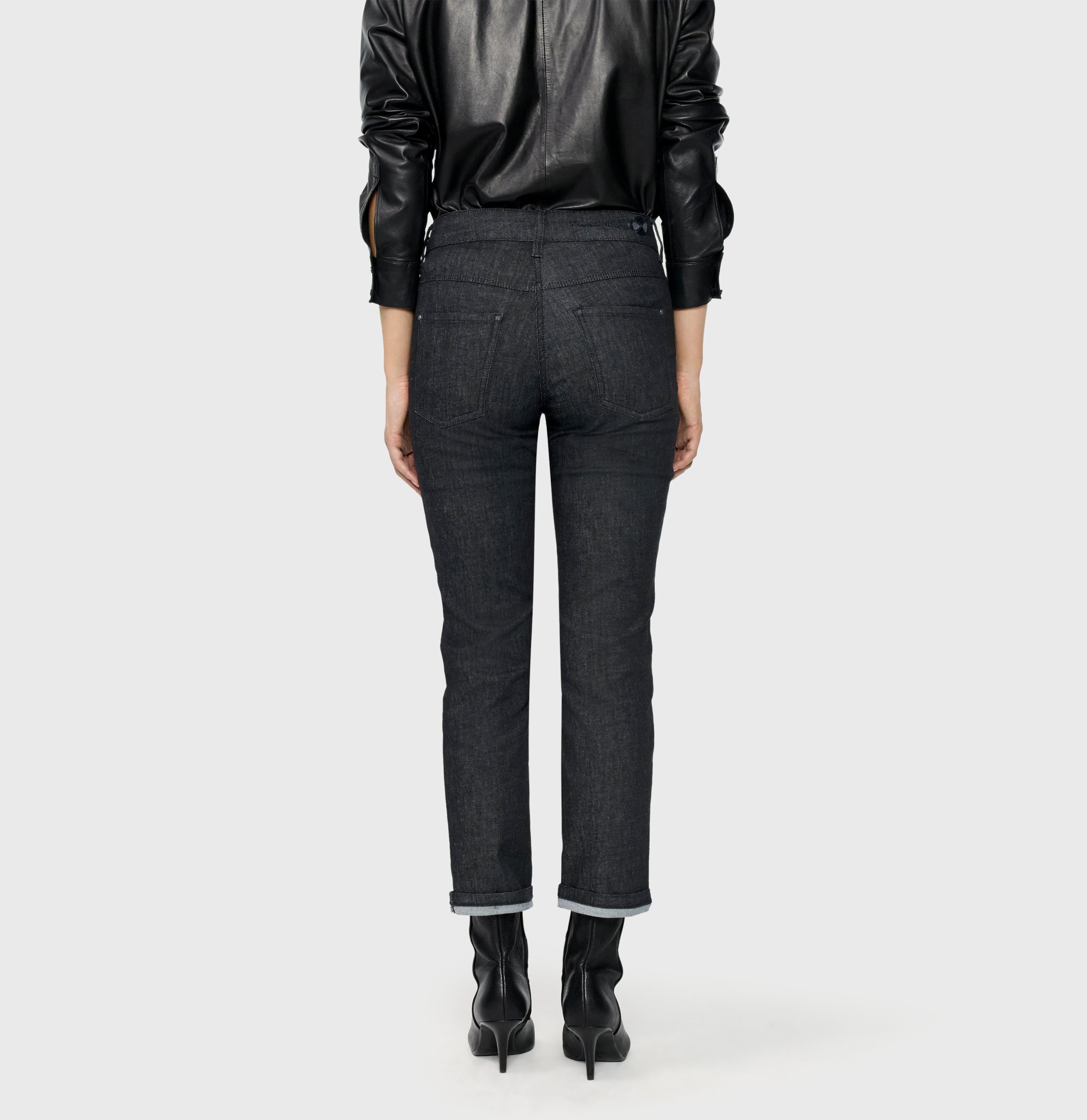 Straight shaping jeans with turned-up hem. | DREAM cropped auth. | fashion rinsed | Back view of model