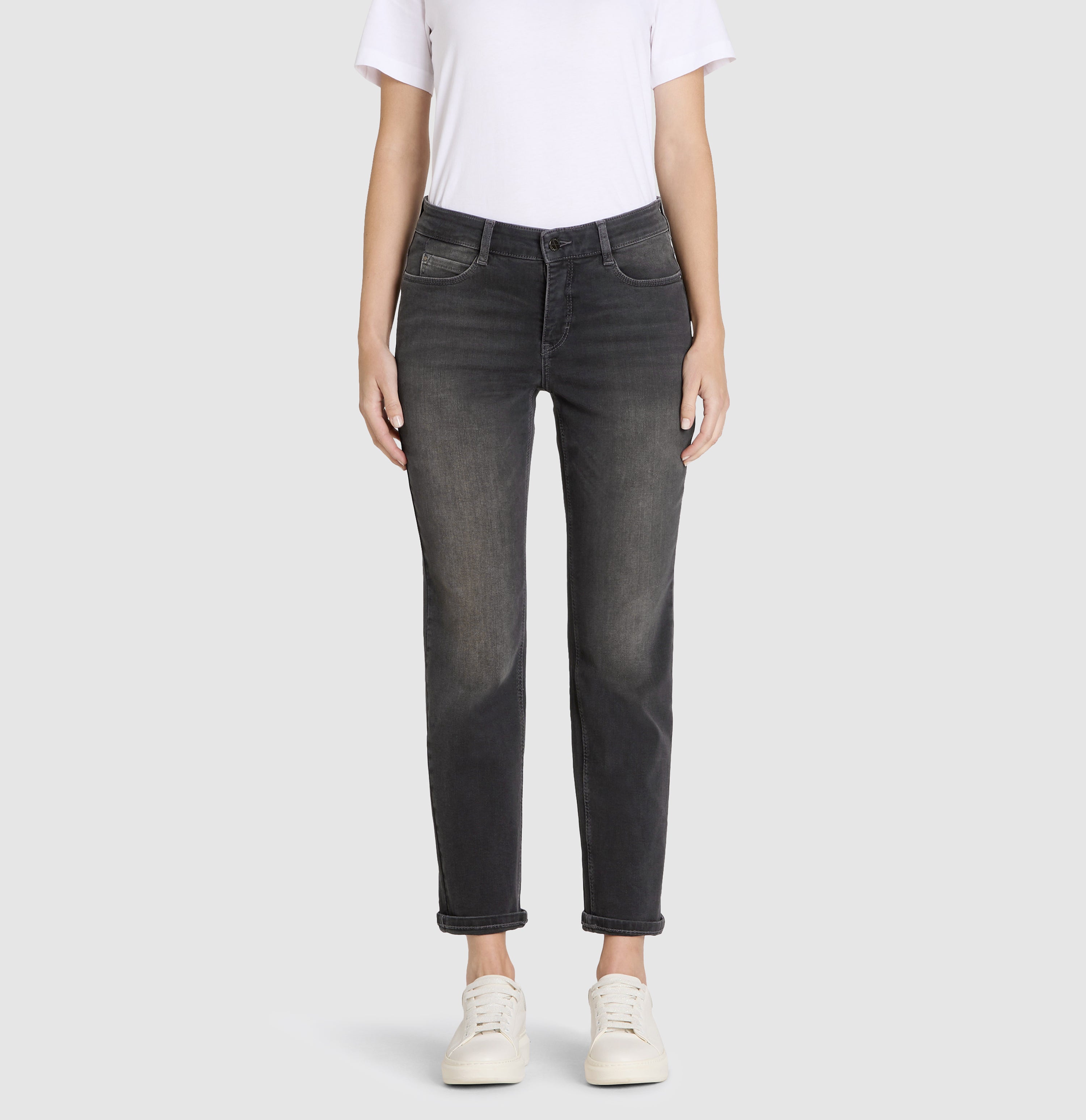 Straight cut jeans made of DREAM denim. | DREAM cropped auth. | brown black authentic | Front view of model