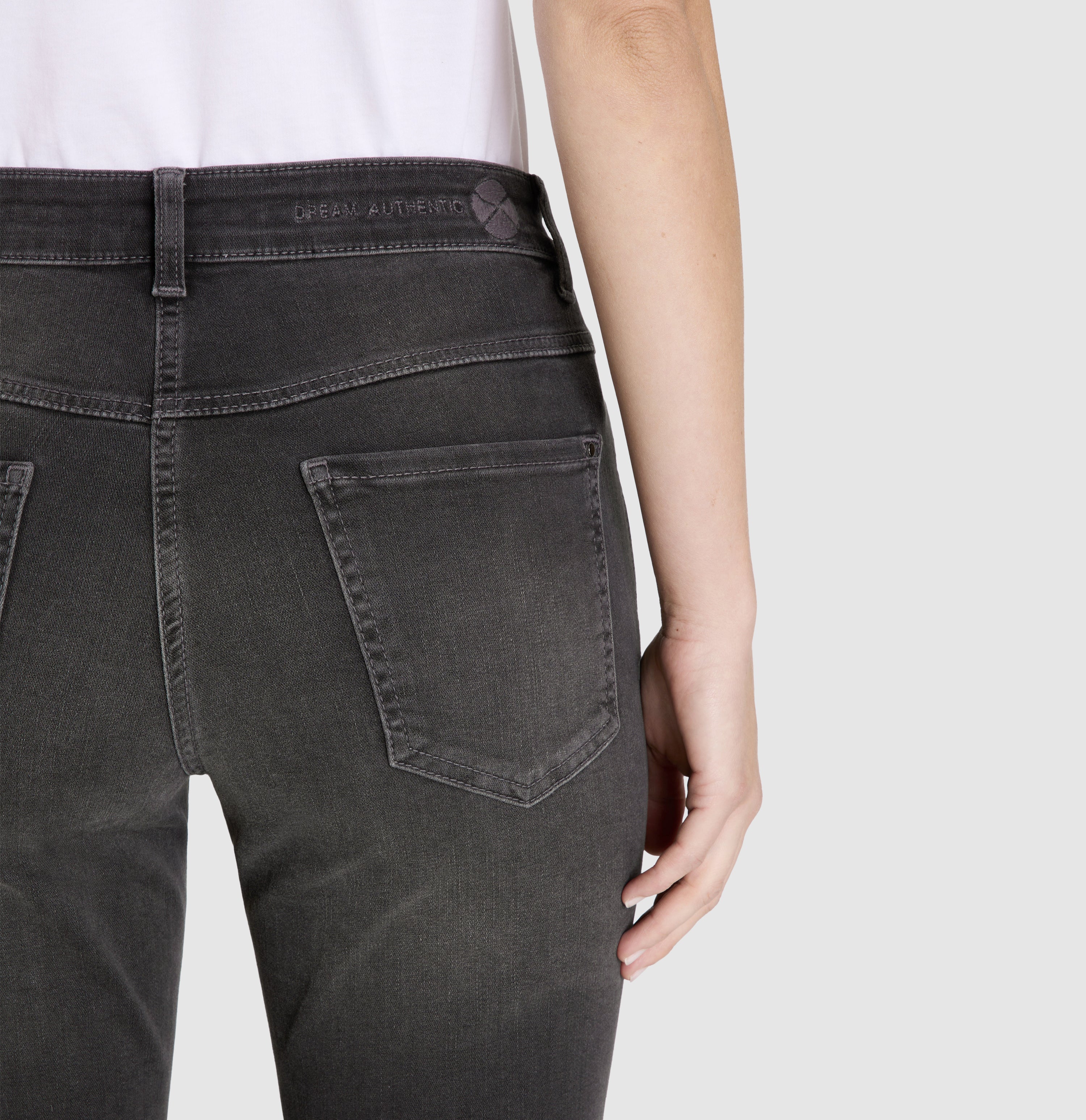 Straight cut jeans made of DREAM denim. | DREAM cropped auth. | brown black authentic | Detailed view 2 of model