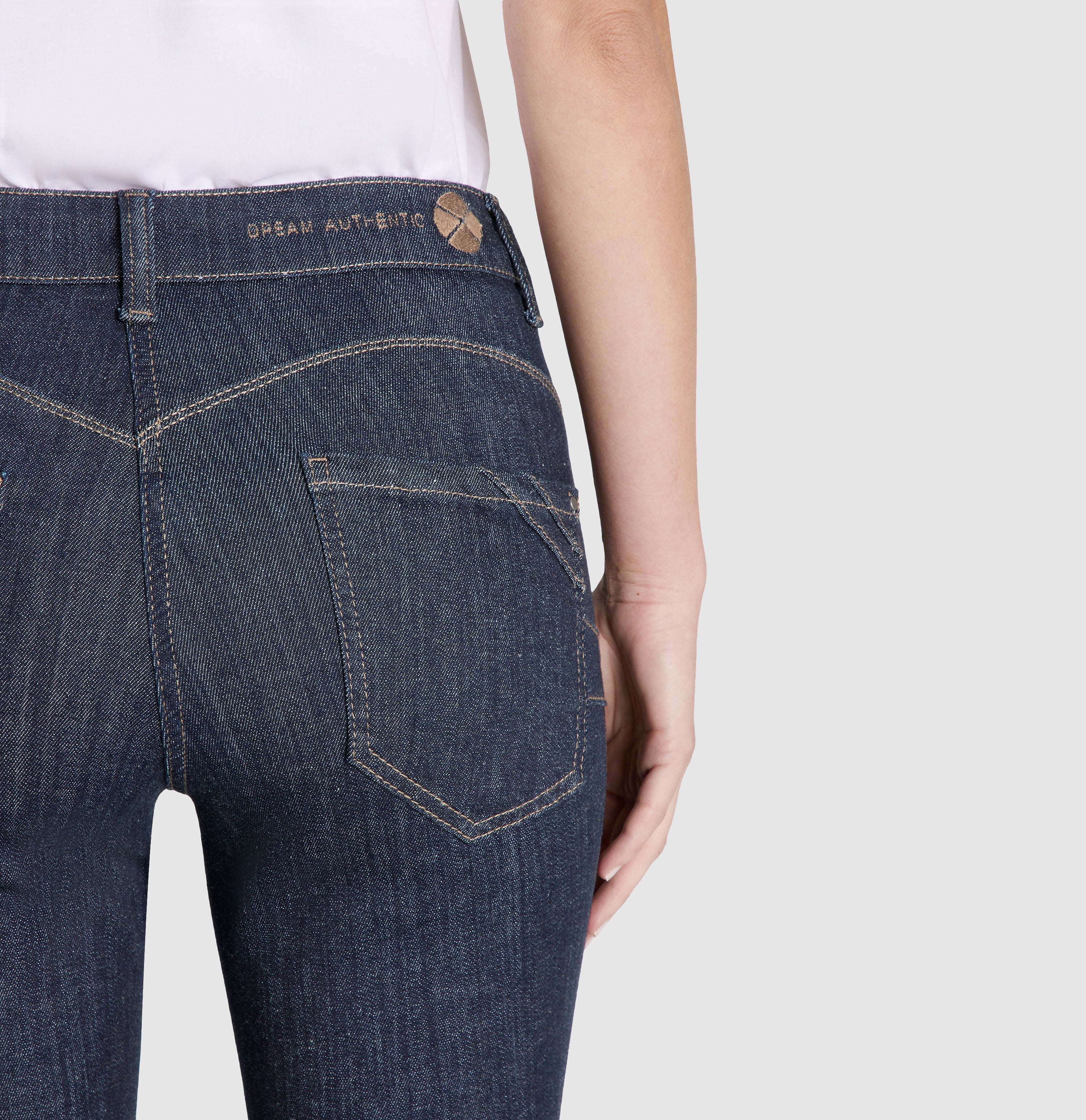 Comfortable skinny jeans with shaping effect. | DREAM SKINNY shape | fashion rinsed | Detailed view 2 of model