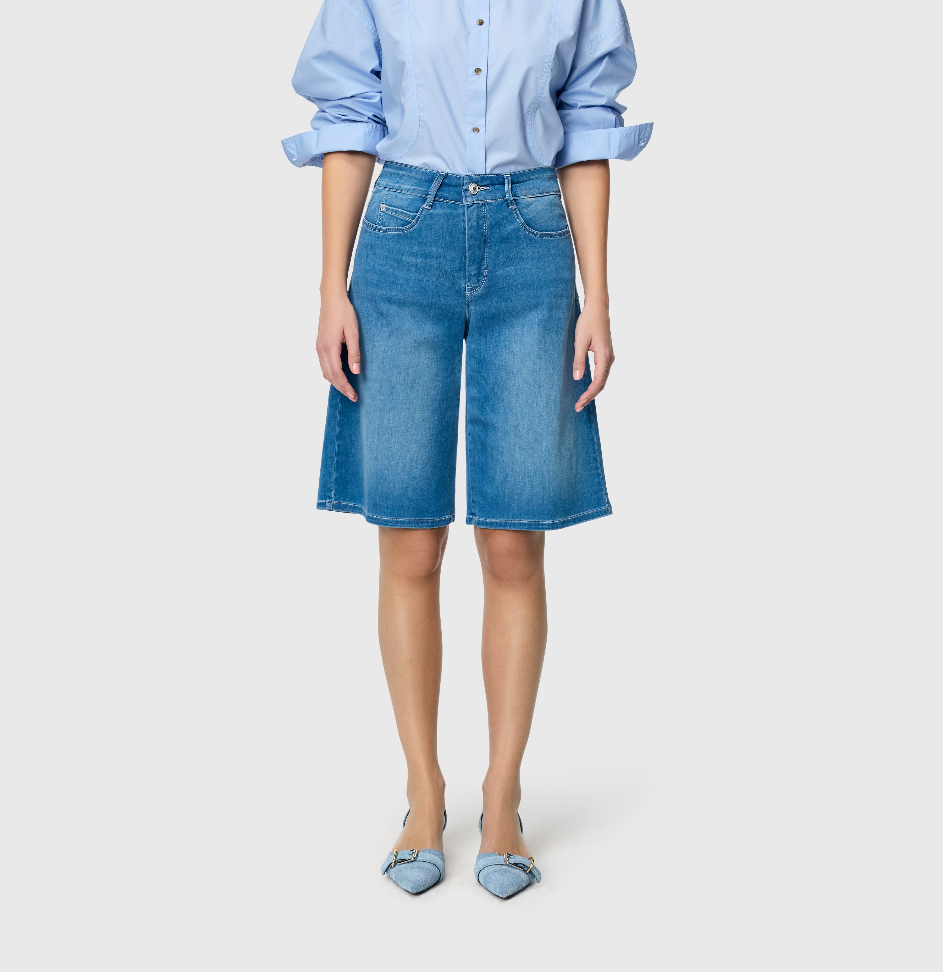 Wide shorts in a light shaping material. | DREAM WIDE Bermuda | summer mid blue wash | Front view of model